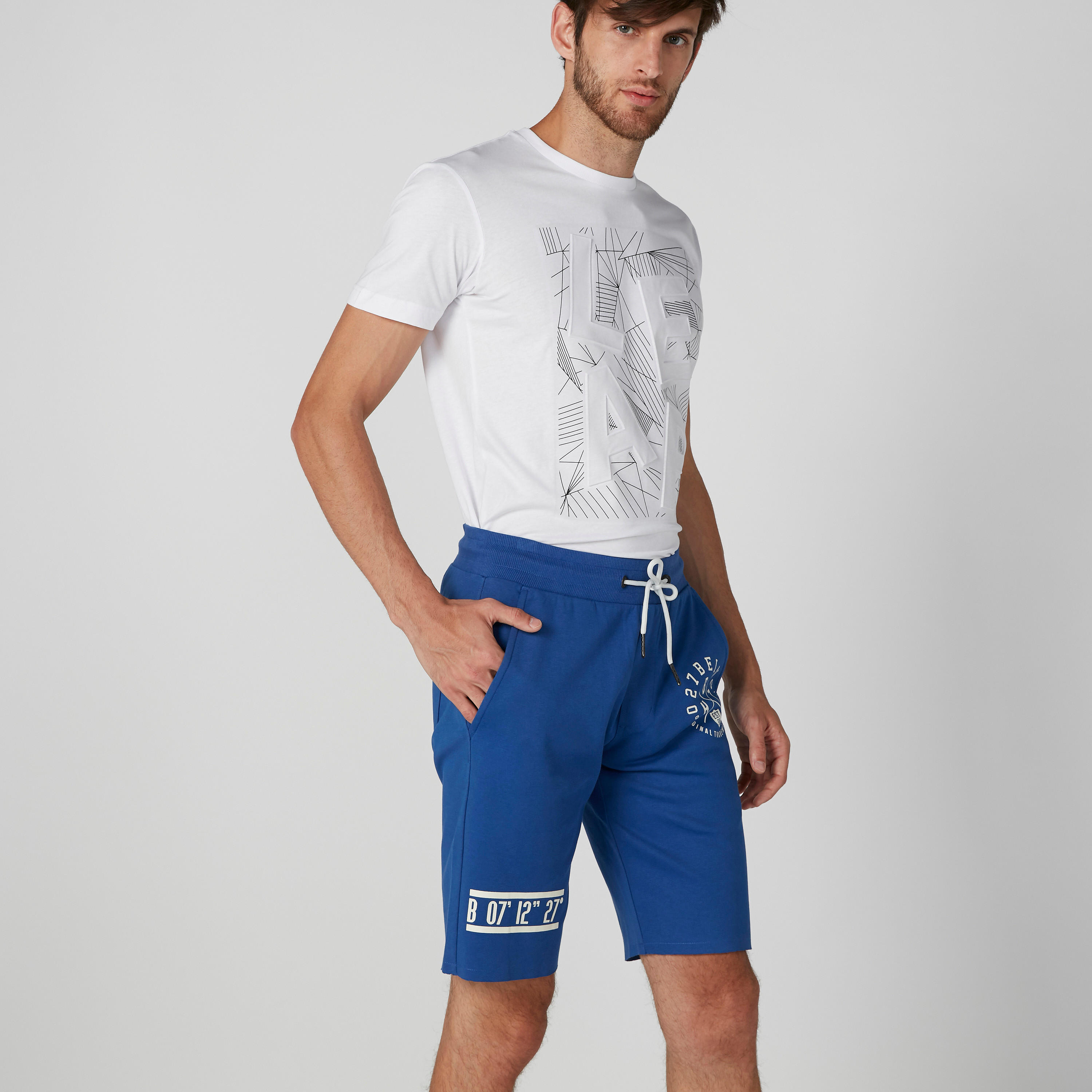 شورت بقصّة عادية وخصر متوسط الارتفاع وجيوب وطبعات بيينج هيومان-men-clothing-bottoms-shorts-image-4