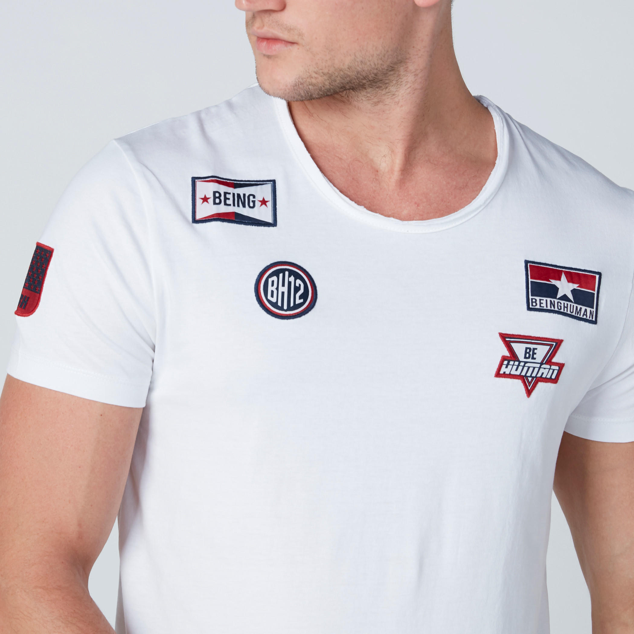 تيشيرت بأكمام قصيرة وتزيينات بيينج هيومن-men-clothing-tshirtsandpolos-tshirts-image-4