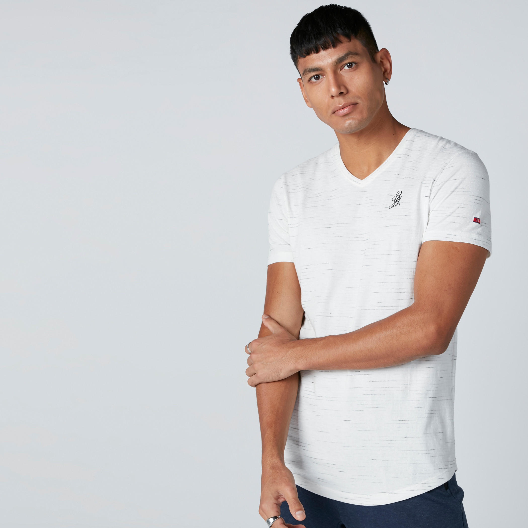 تيشيرت بياقة V وقصّة عادية وأكمام قصيرة من بيينج هيومن-men-clothing-tshirtsandpolos-tshirts-image-1