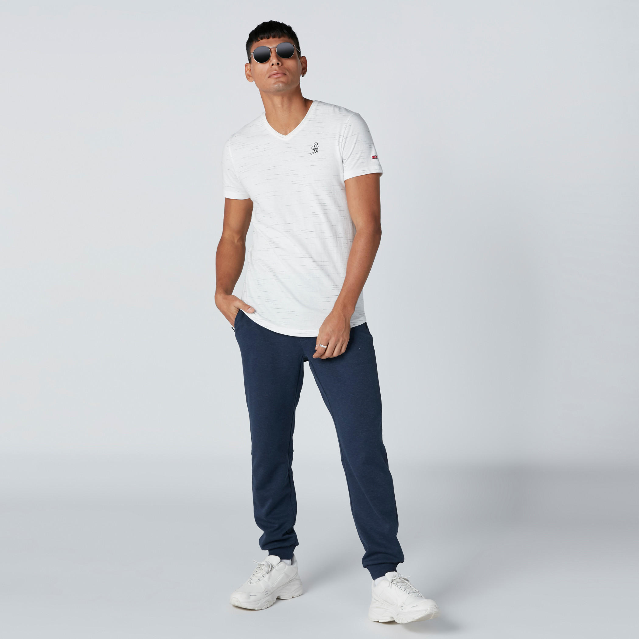تيشيرت بياقة V وقصّة عادية وأكمام قصيرة من بيينج هيومن-men-clothing-tshirtsandpolos-tshirts-image-3