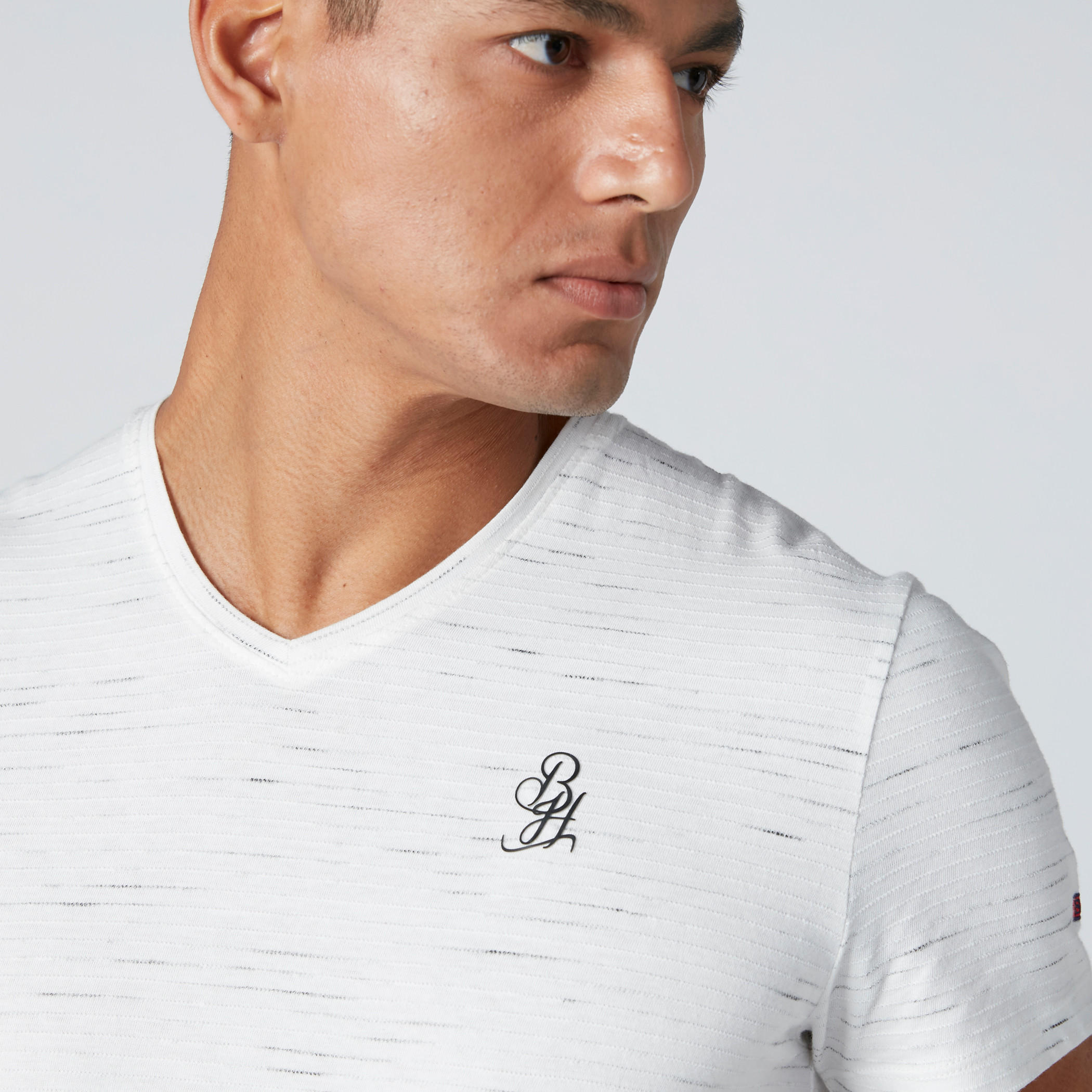 تيشيرت بياقة V وقصّة عادية وأكمام قصيرة من بيينج هيومن-men-clothing-tshirtsandpolos-tshirts-image-4