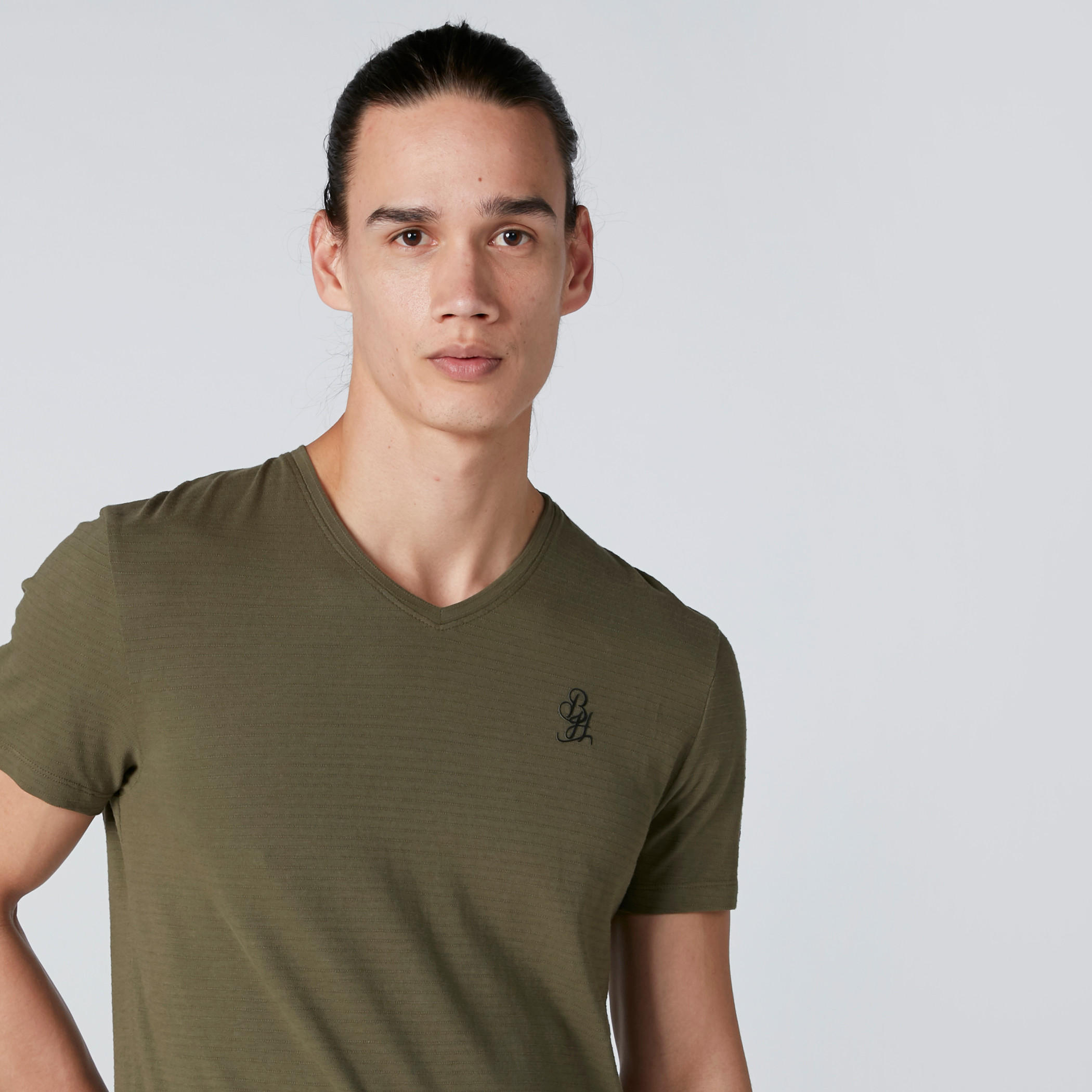 تيشيرت بياقة V وأكمام قصيرة من بيينج هيومان-men-clothing-tshirtsandpolos-tshirts-image-4