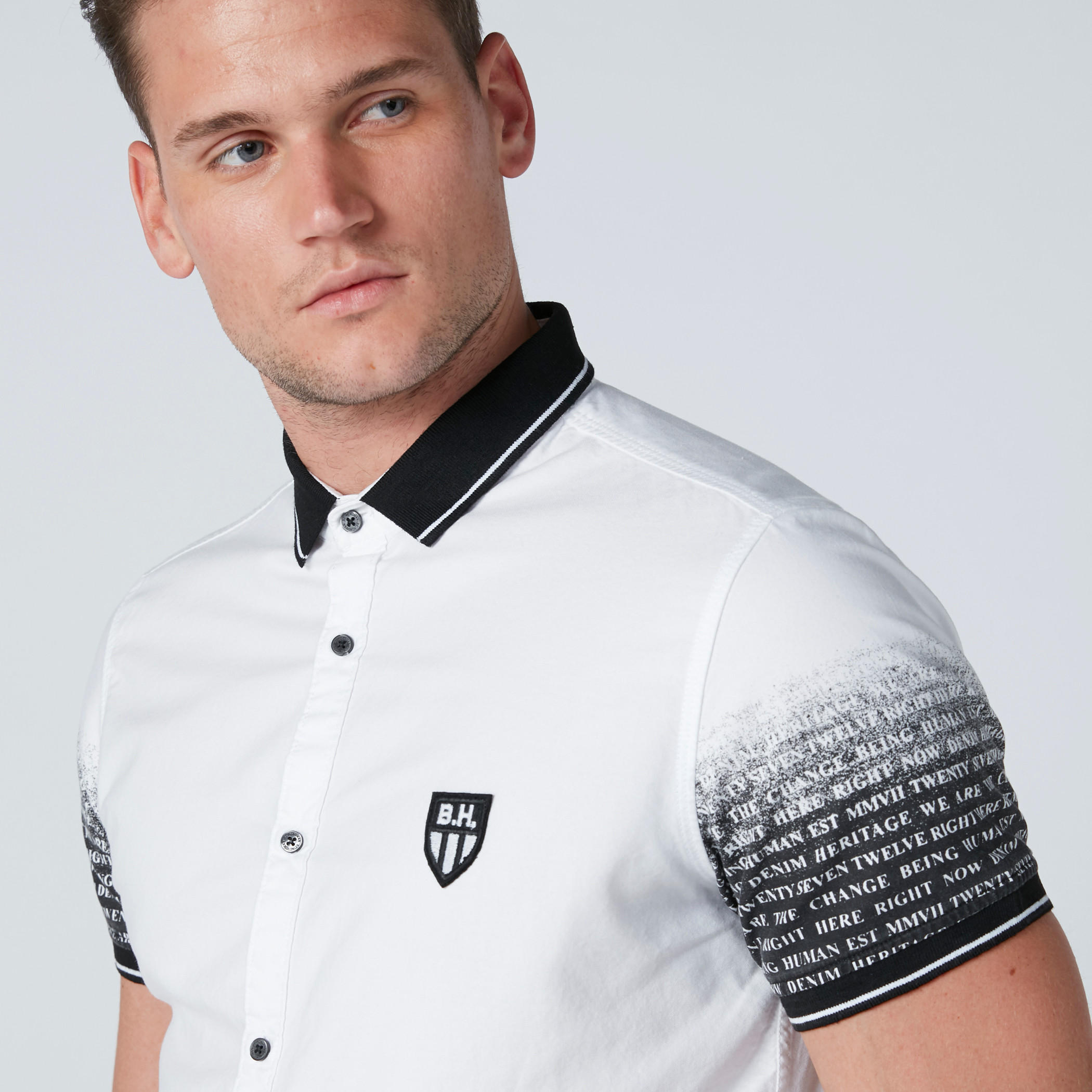 قميص بأكمام قصيرة وطبعات بيينج هيومان-men-clothing-shirts-image-2