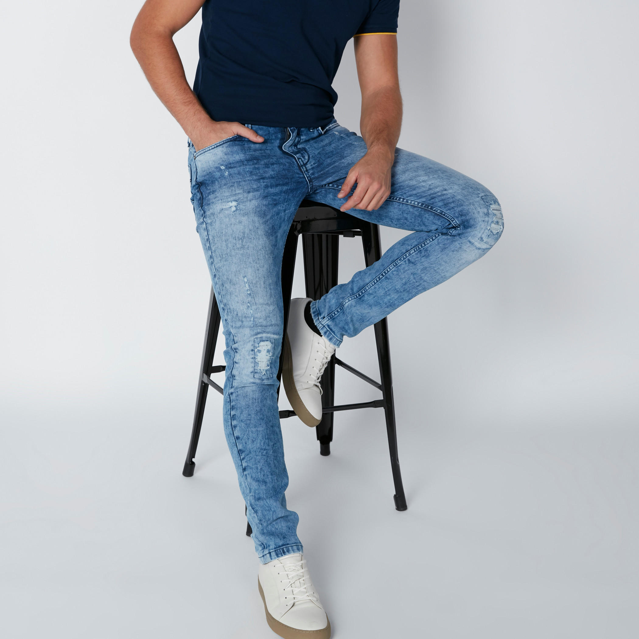 بنطال جينز بتصميم ممزّق وجيوب من بيينج هيومان-men-clothing-bottoms-jeans-image-1