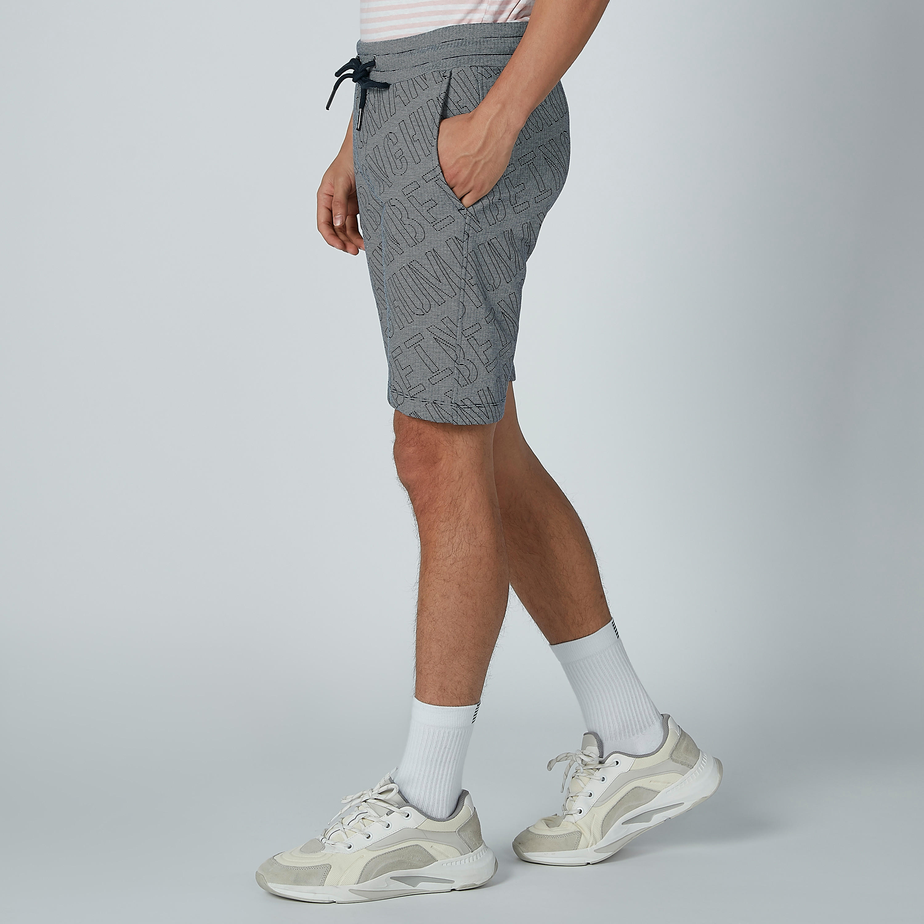 شورت بخصر متوسط الارتفاع ورباط وجيوب وطبعات بيينج هيومان-men-clothing-bottoms-shorts-image-4