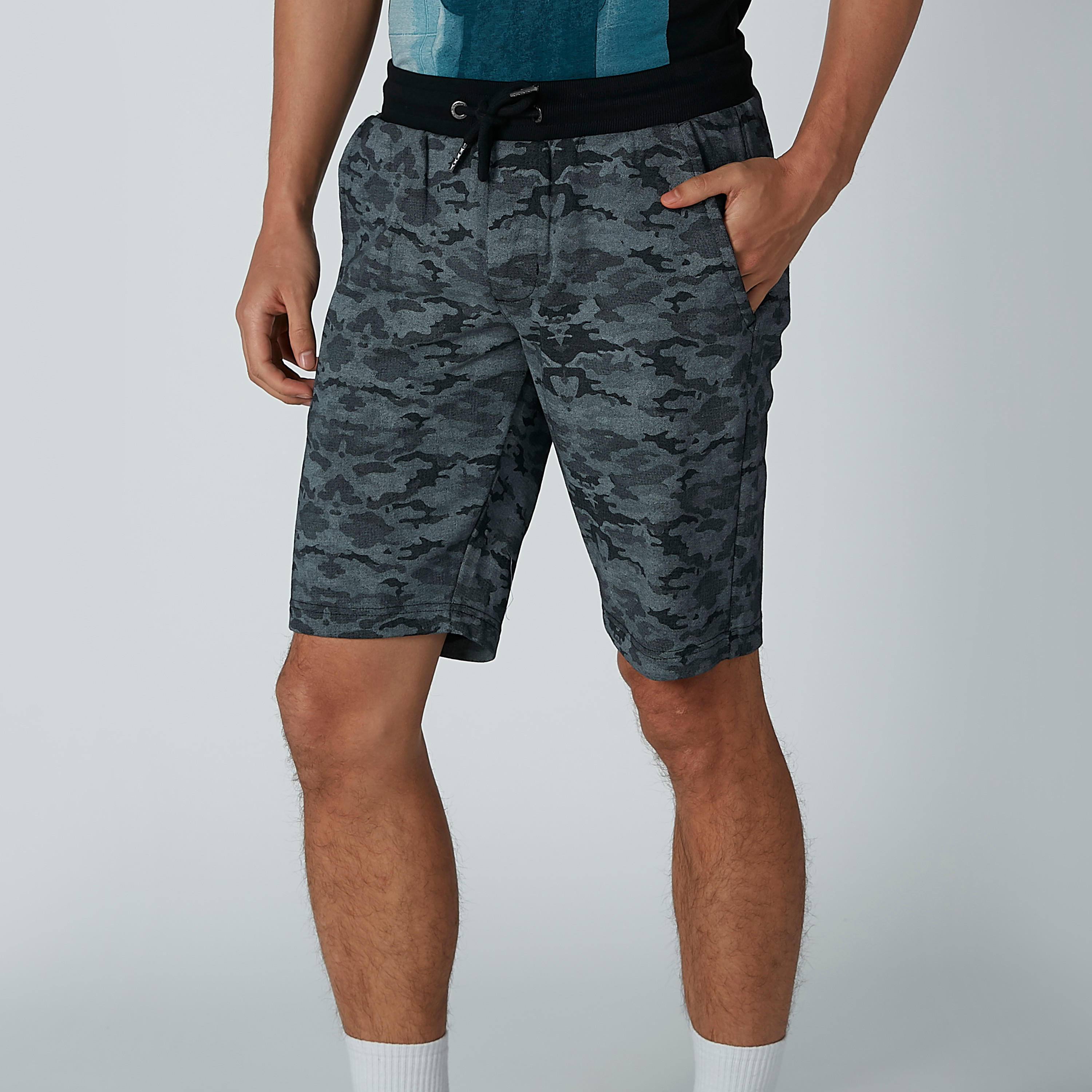 شورت مستدام بخصر متوسط الارتفاع وجيوب وطبعات بيينج هيومان -men-clothing-bottoms-shorts-image-1