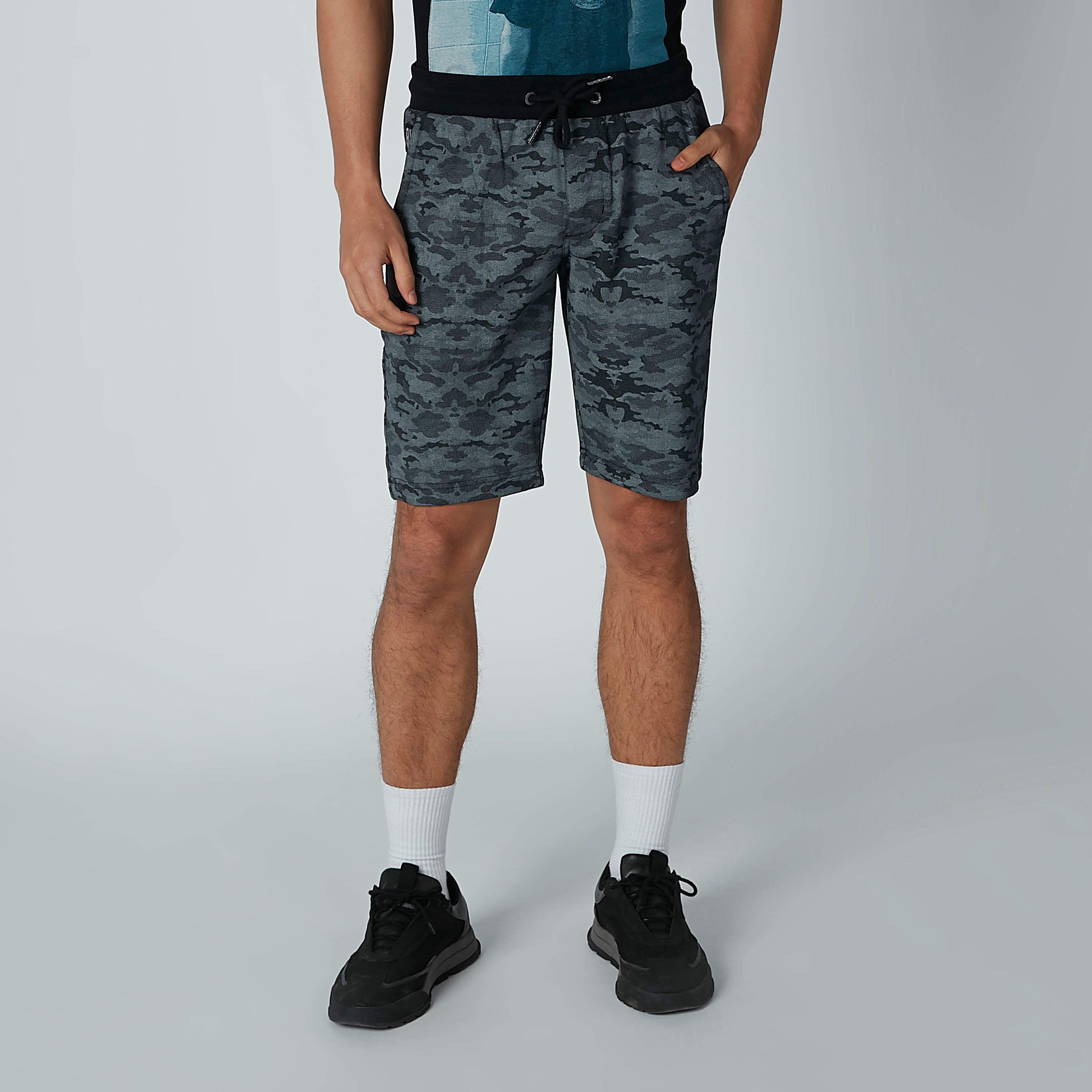 شورت مستدام بخصر متوسط الارتفاع وجيوب وطبعات بيينج هيومان -men-clothing-bottoms-shorts-image-5