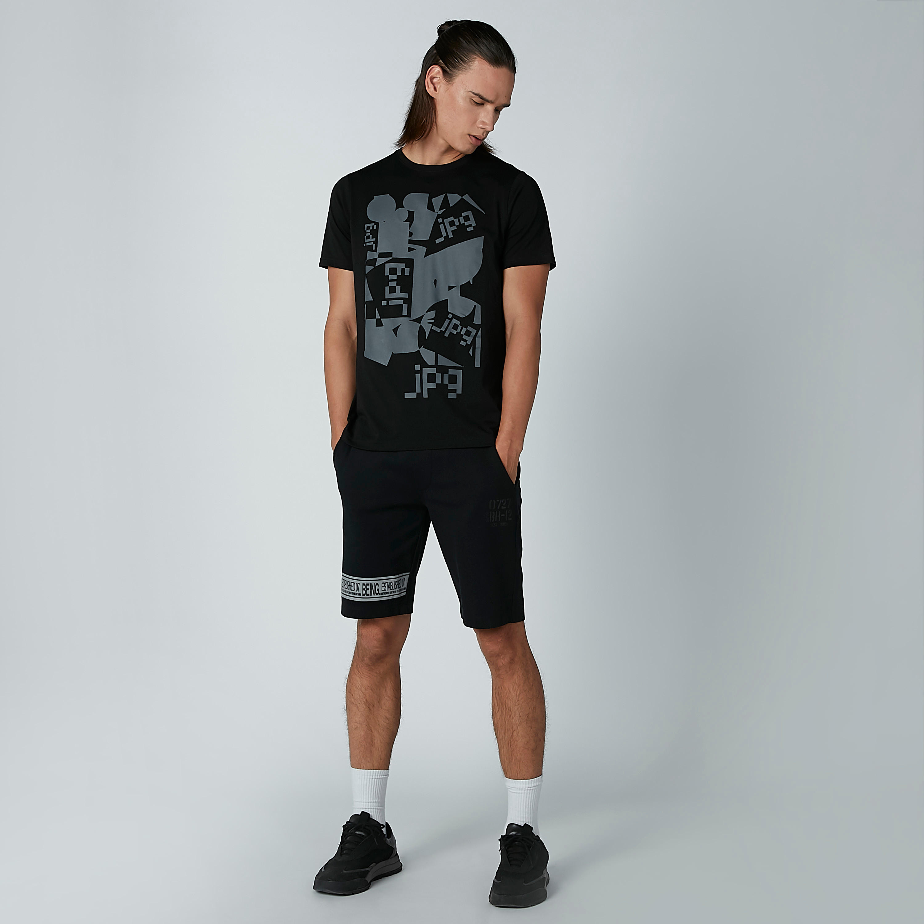 شورت مستدام بخصر متوسط الارتفاع وجيوب وطبعات بيينج هيومان -men-clothing-bottoms-shorts-image-2