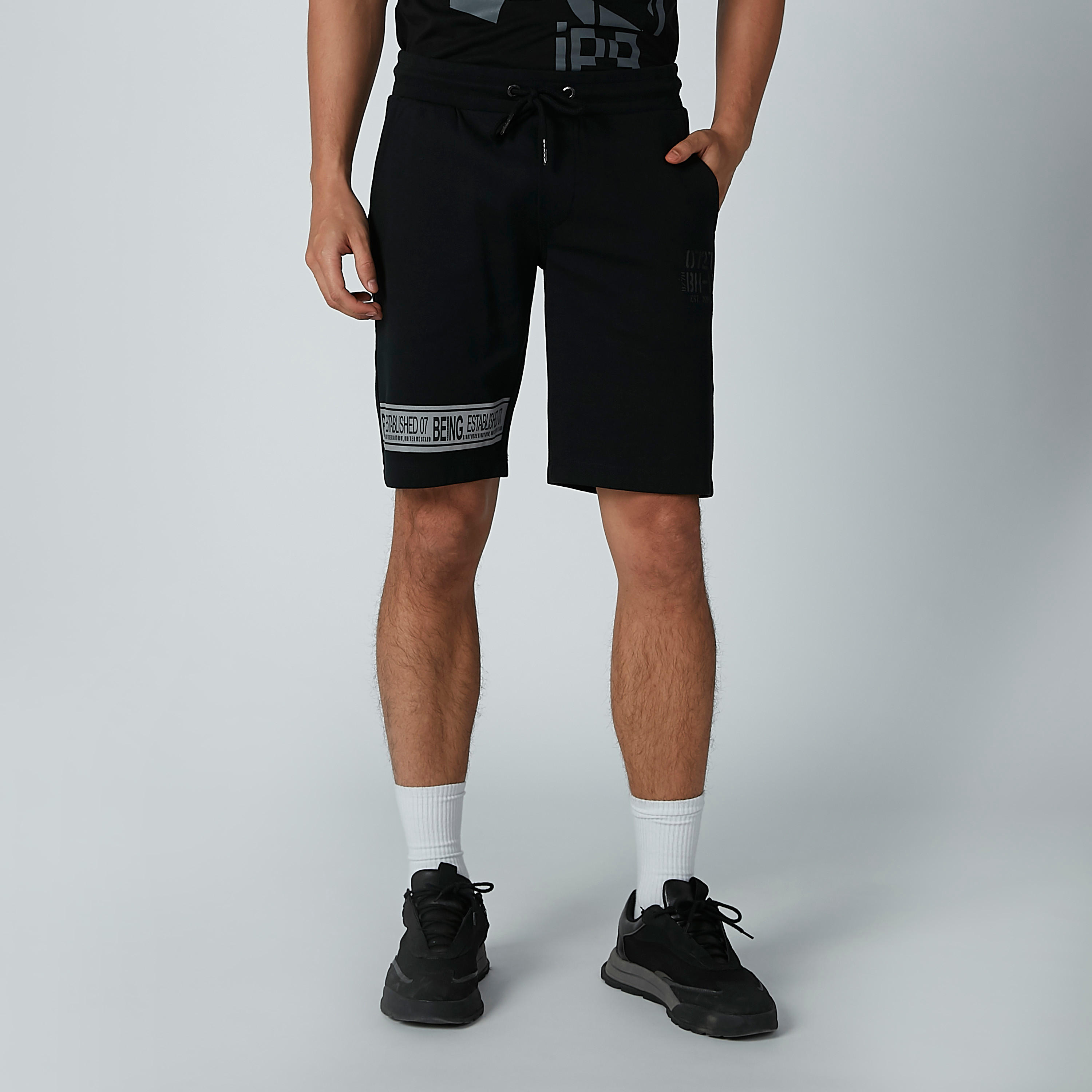 شورت مستدام بخصر متوسط الارتفاع وجيوب وطبعات بيينج هيومان -men-clothing-bottoms-shorts-image-3