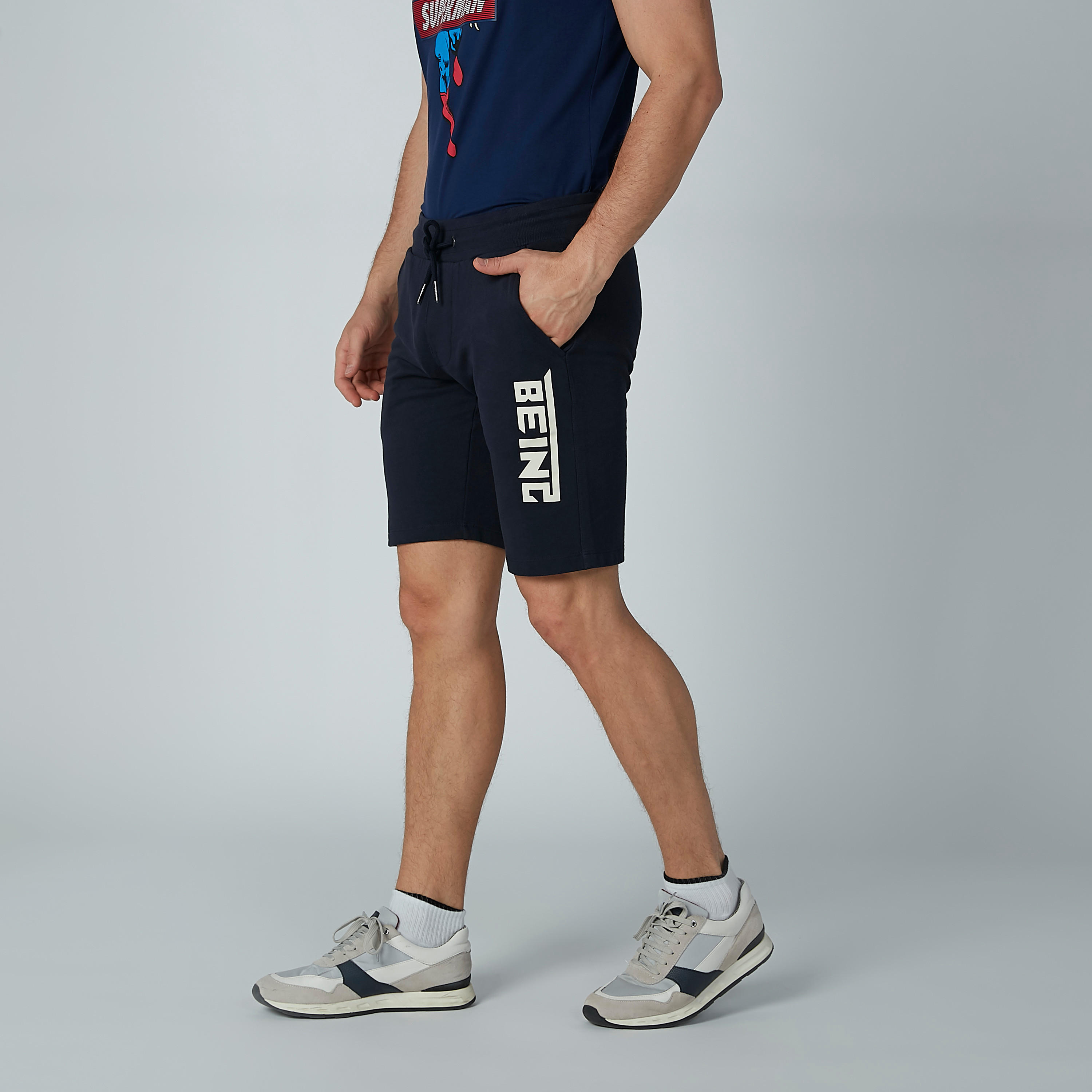 شورت مستدام بخصر متوسط الارتفاع وجيوب وطبعات بيينج هيومان-men-clothing-bottoms-shorts-image-1