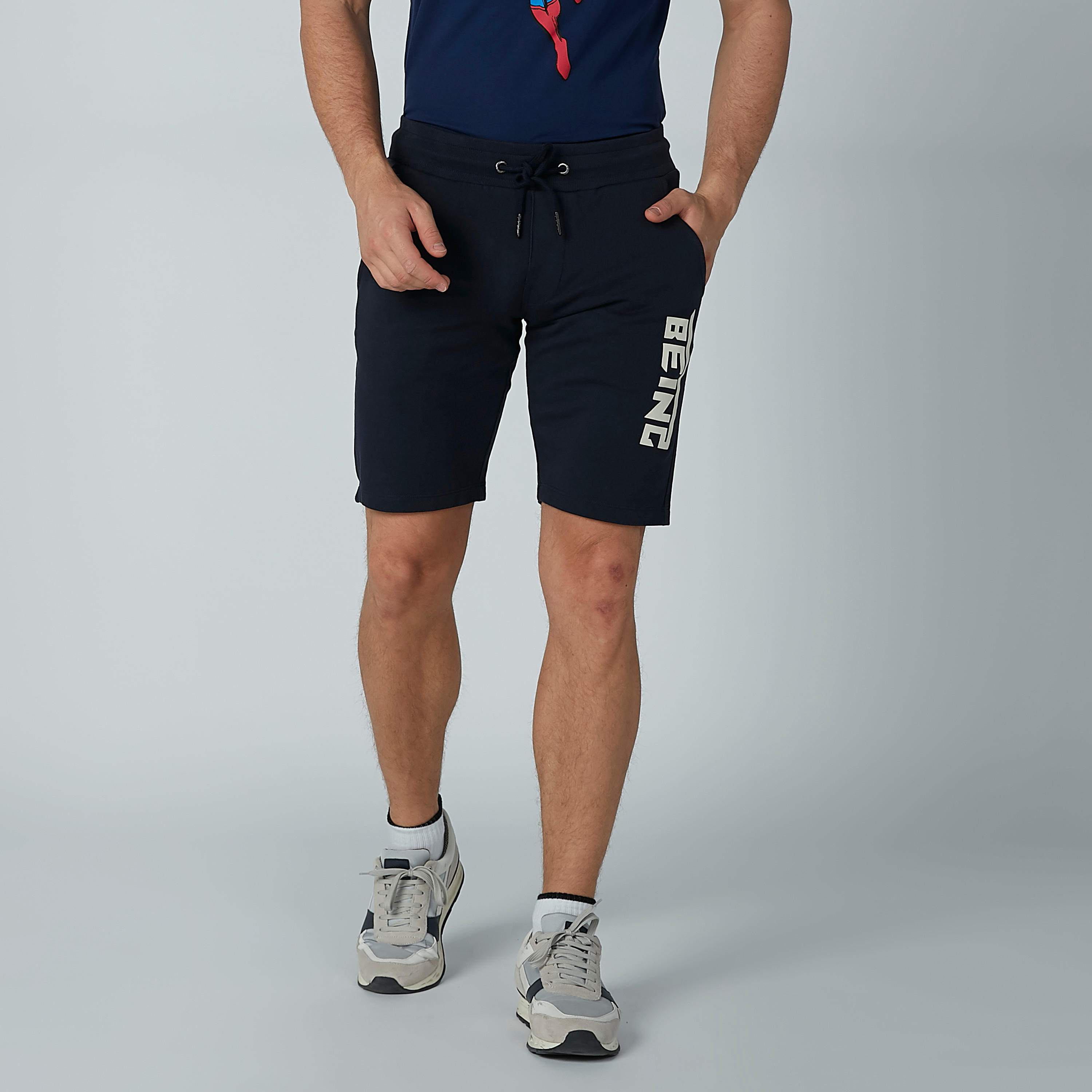 شورت مستدام بخصر متوسط الارتفاع وجيوب وطبعات بيينج هيومان-men-clothing-bottoms-shorts-image-3