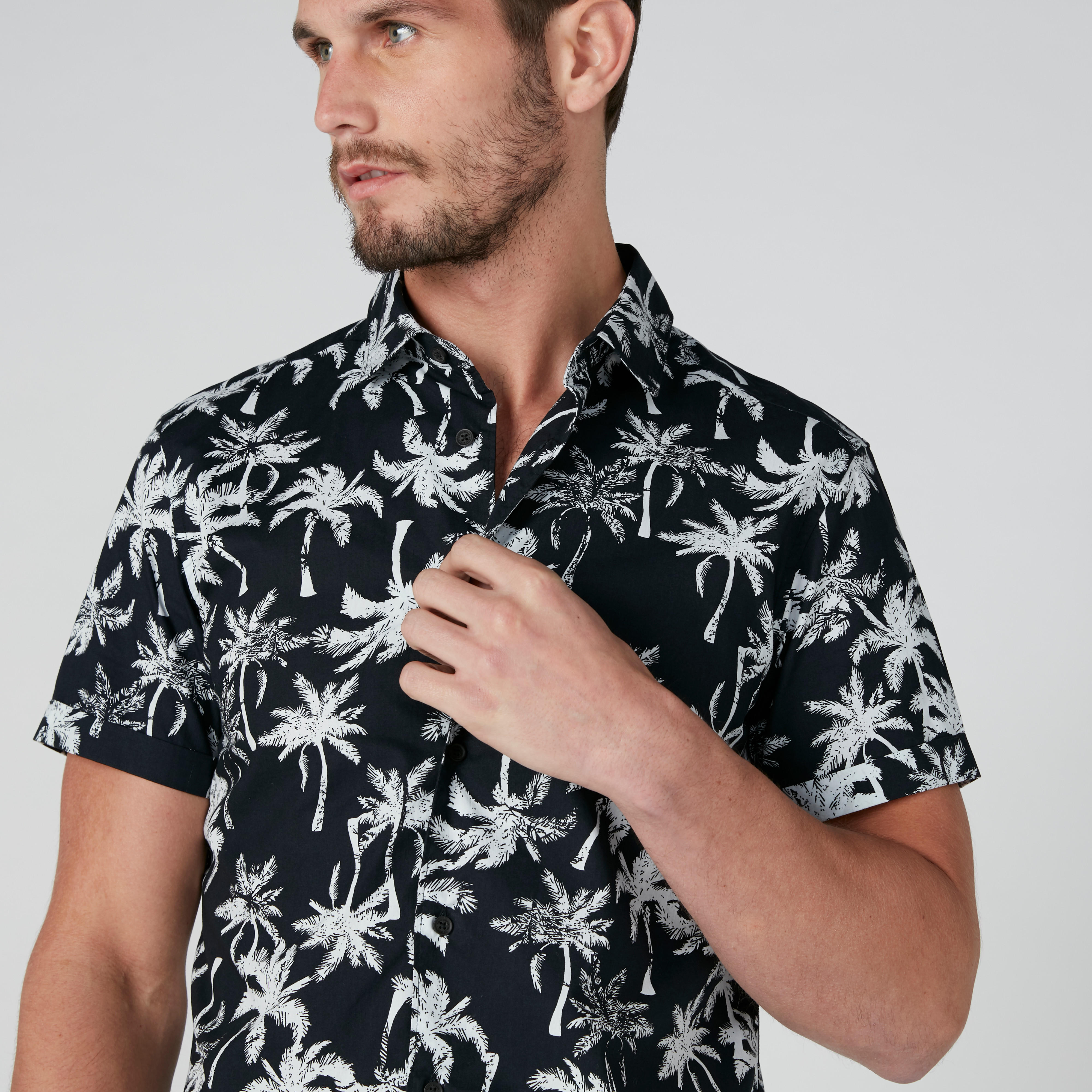 قميص مستدام بقصّة عادية وأكمام قصيرة وطبعات زهرية-men-clothing-shirts-image-4