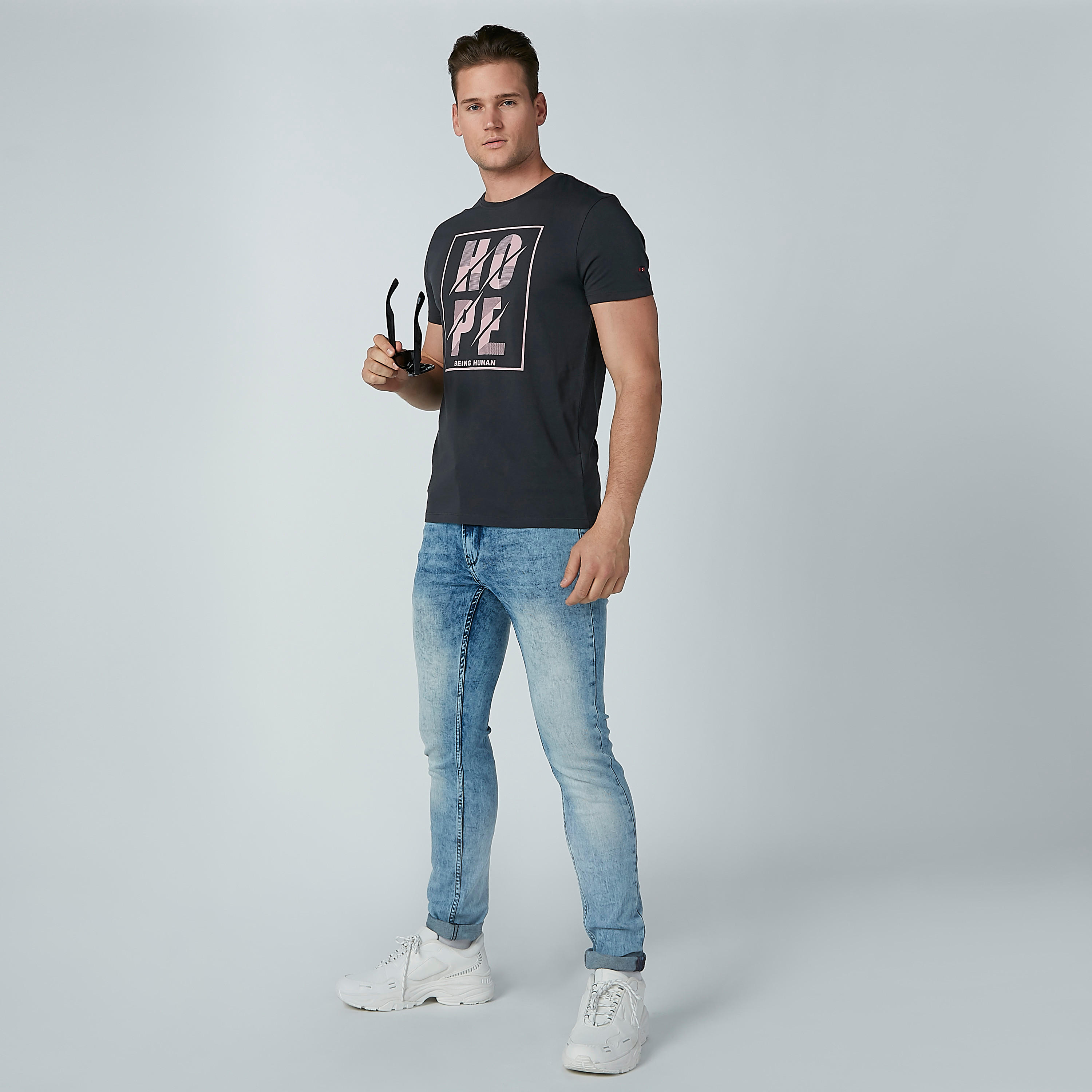 تيشيرت مستدام بياقة ضيّقة وطبعات بيينج هيومان -men-clothing-tshirtsandpolos-tshirts-image-2