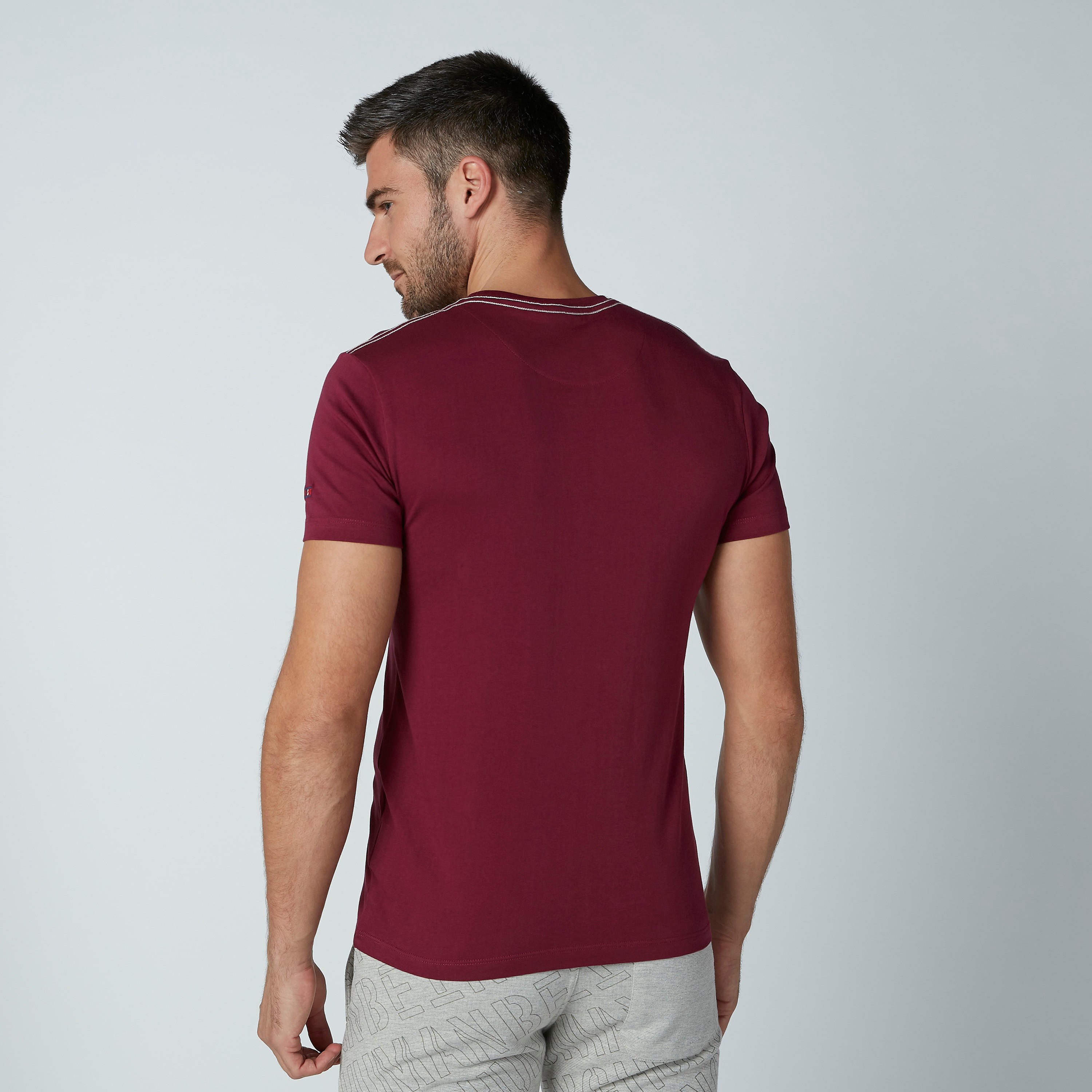 تيشيرت مستدام بياقة ضيّقة وطبعات بيينج هيومان -men-clothing-tshirtsandpolos-tshirts-image-6