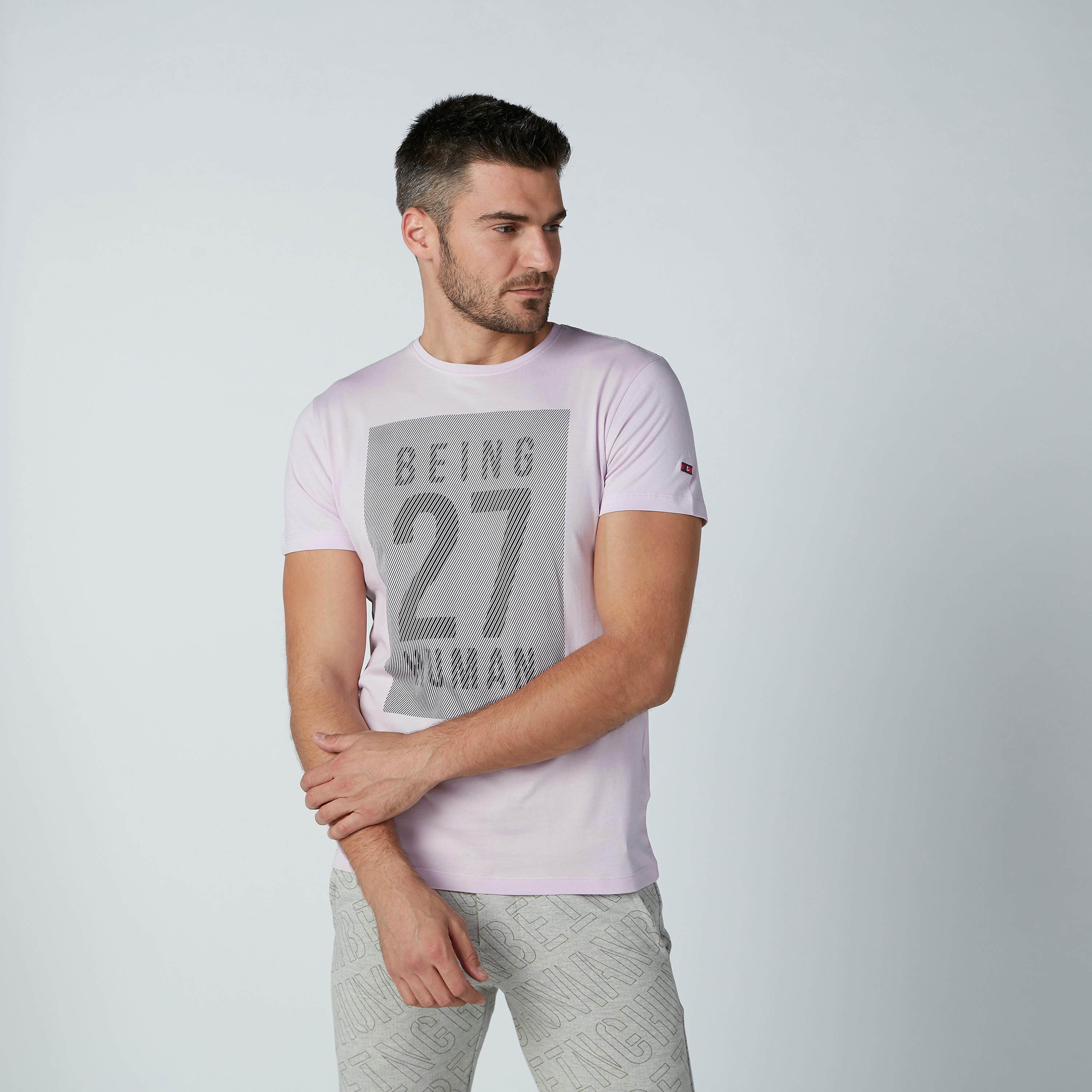 تيشيرت مستدام بياقة ضيّقة وطبعات بيينج هيومان -men-clothing-tshirtsandpolos-tshirts-image-1