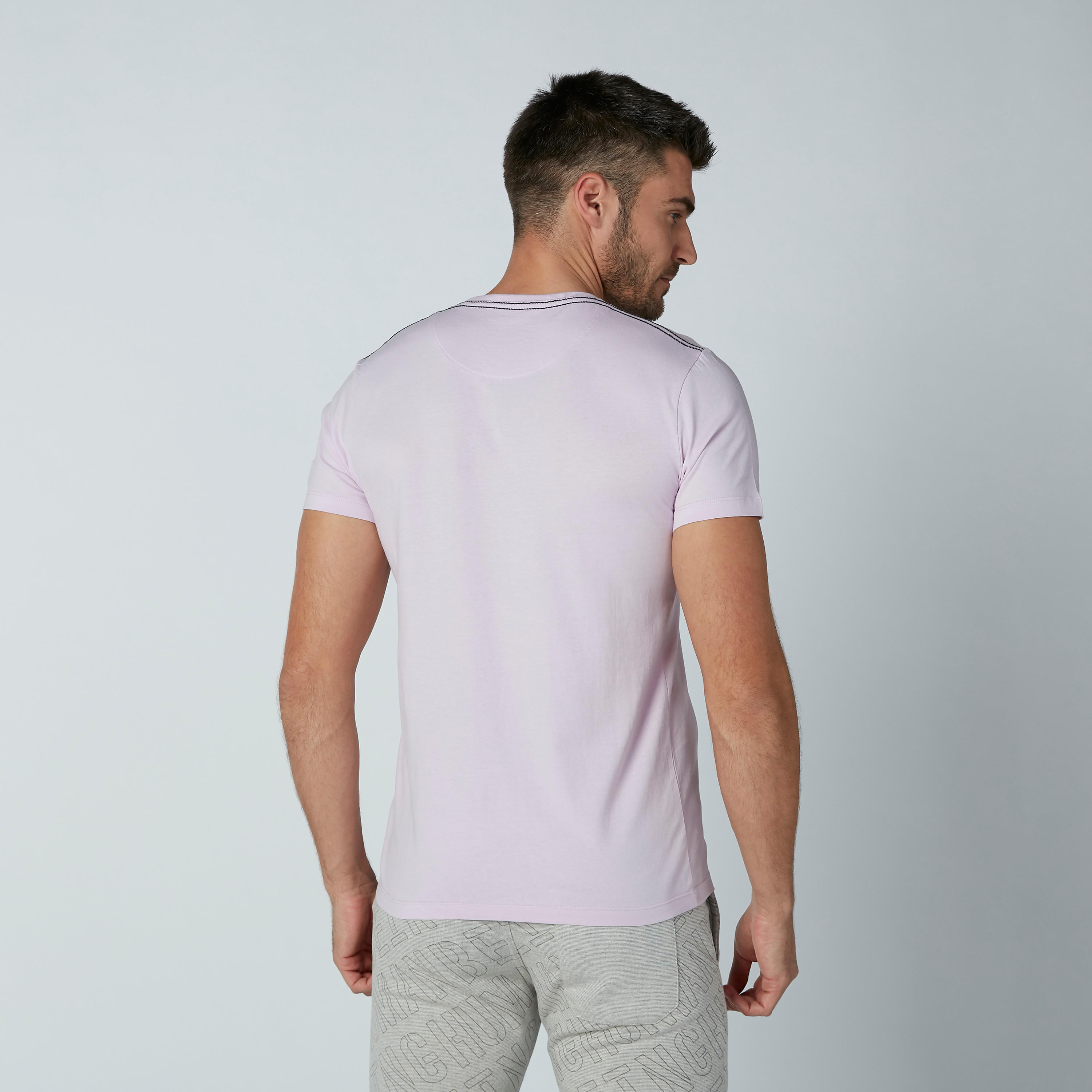 تيشيرت مستدام بياقة ضيّقة وطبعات بيينج هيومان -men-clothing-tshirtsandpolos-tshirts-image-3