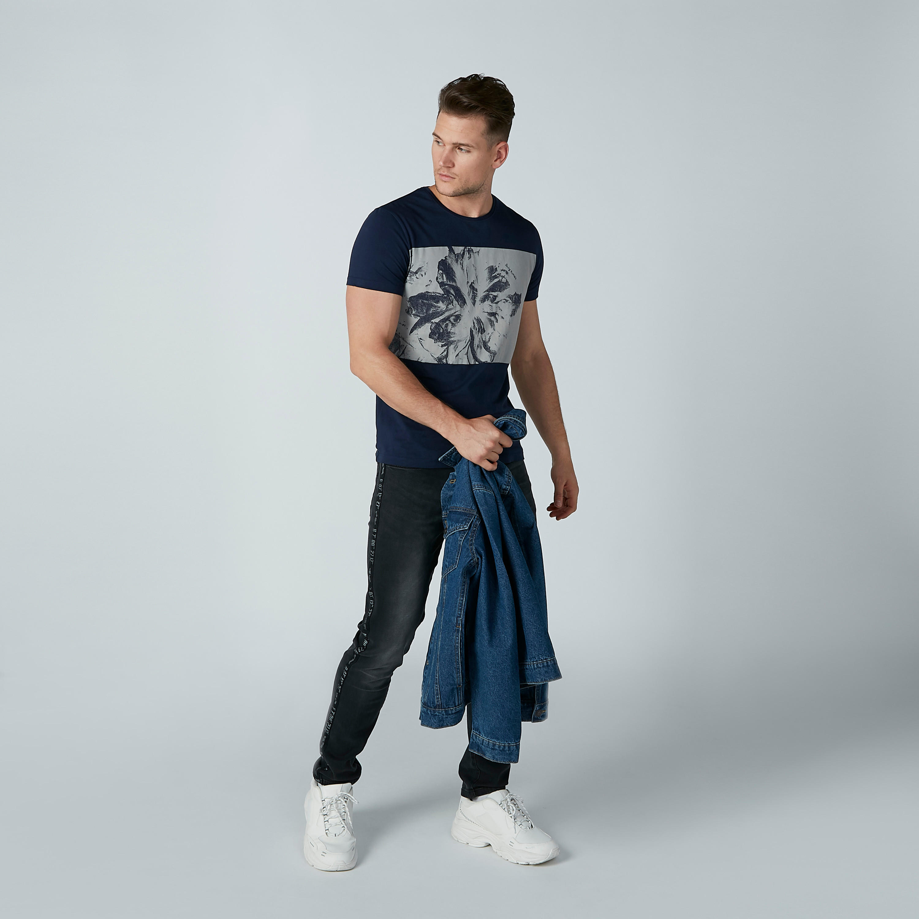 تيشيرت بياقة مستديرة وأكمام قصيرة وطبعات بيينج هيومان-men-clothing-tshirtsandpolos-tshirts-image-1