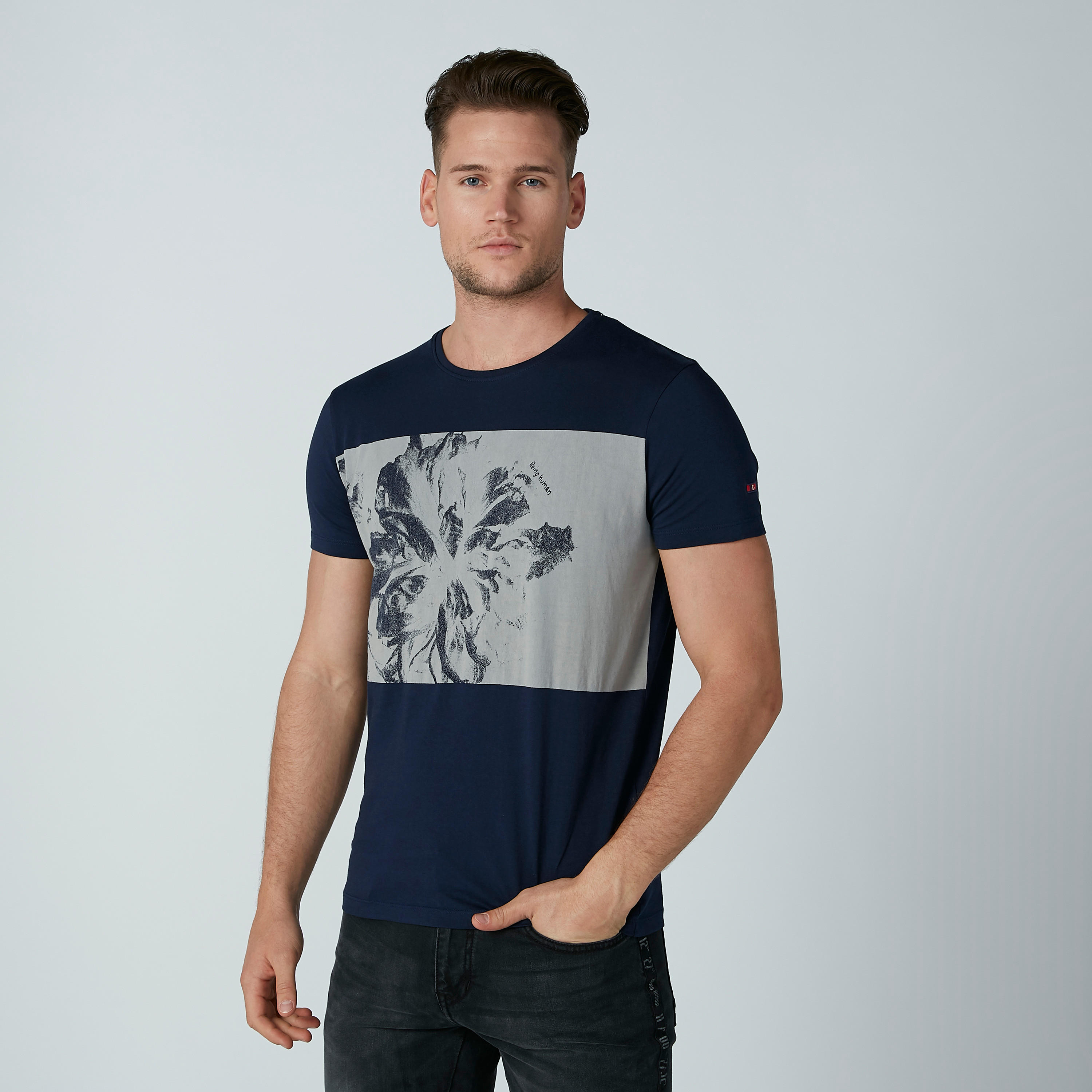 تيشيرت بياقة مستديرة وأكمام قصيرة وطبعات بيينج هيومان-men-clothing-tshirtsandpolos-tshirts-image-2