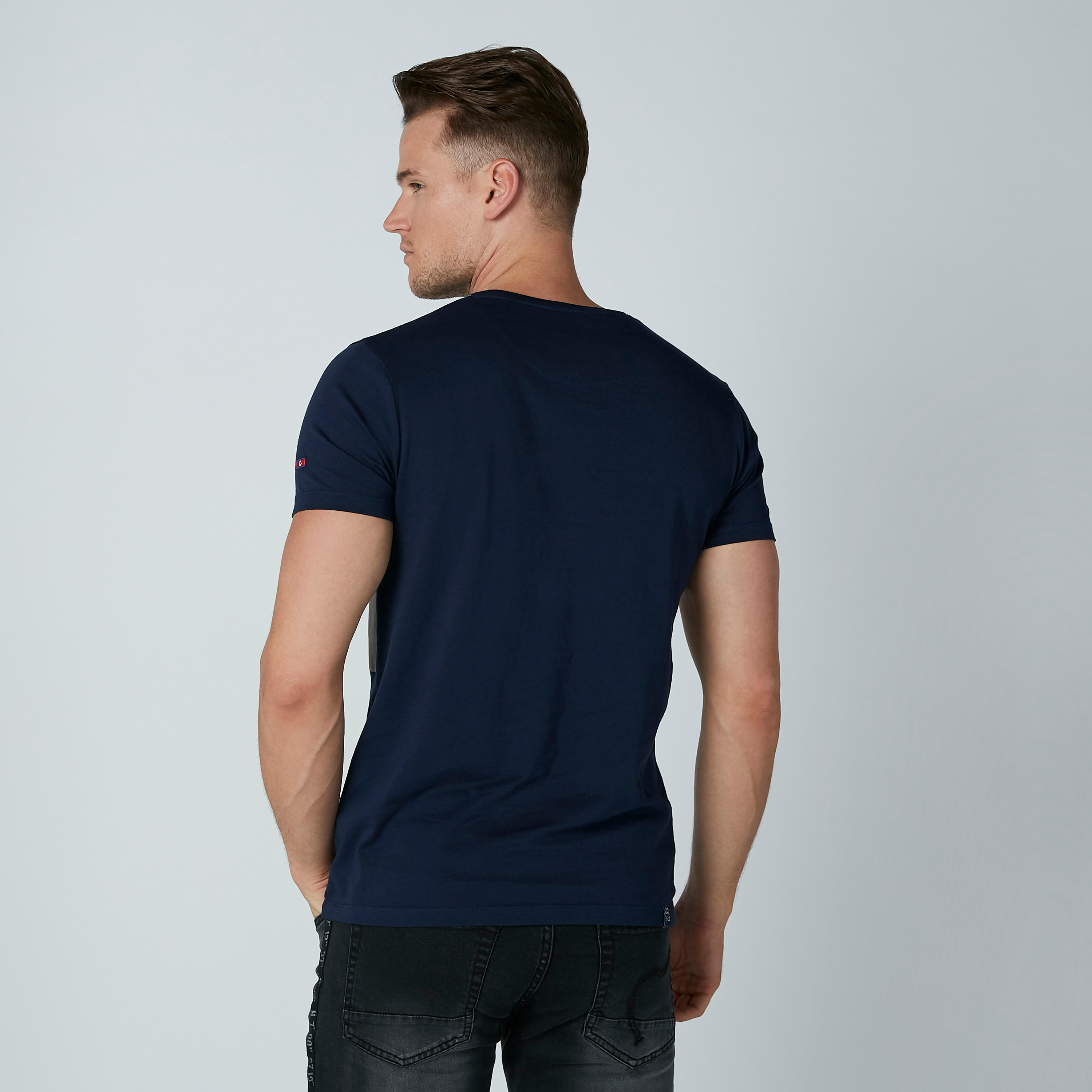 تيشيرت بياقة مستديرة وأكمام قصيرة وطبعات بيينج هيومان-men-clothing-tshirtsandpolos-tshirts-image-3