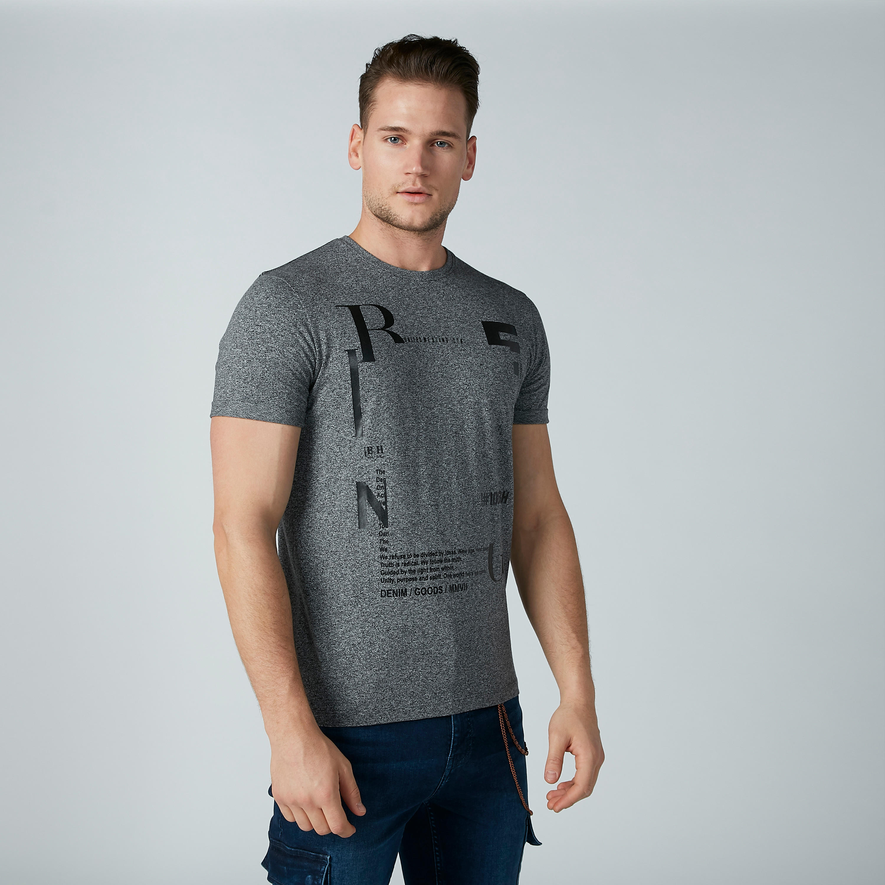 تيشيرت بياقة ضيّقة وأكمام قصيرة وطبعات بيينج هيومان-men-clothing-tshirtsandpolos-tshirts-image-1