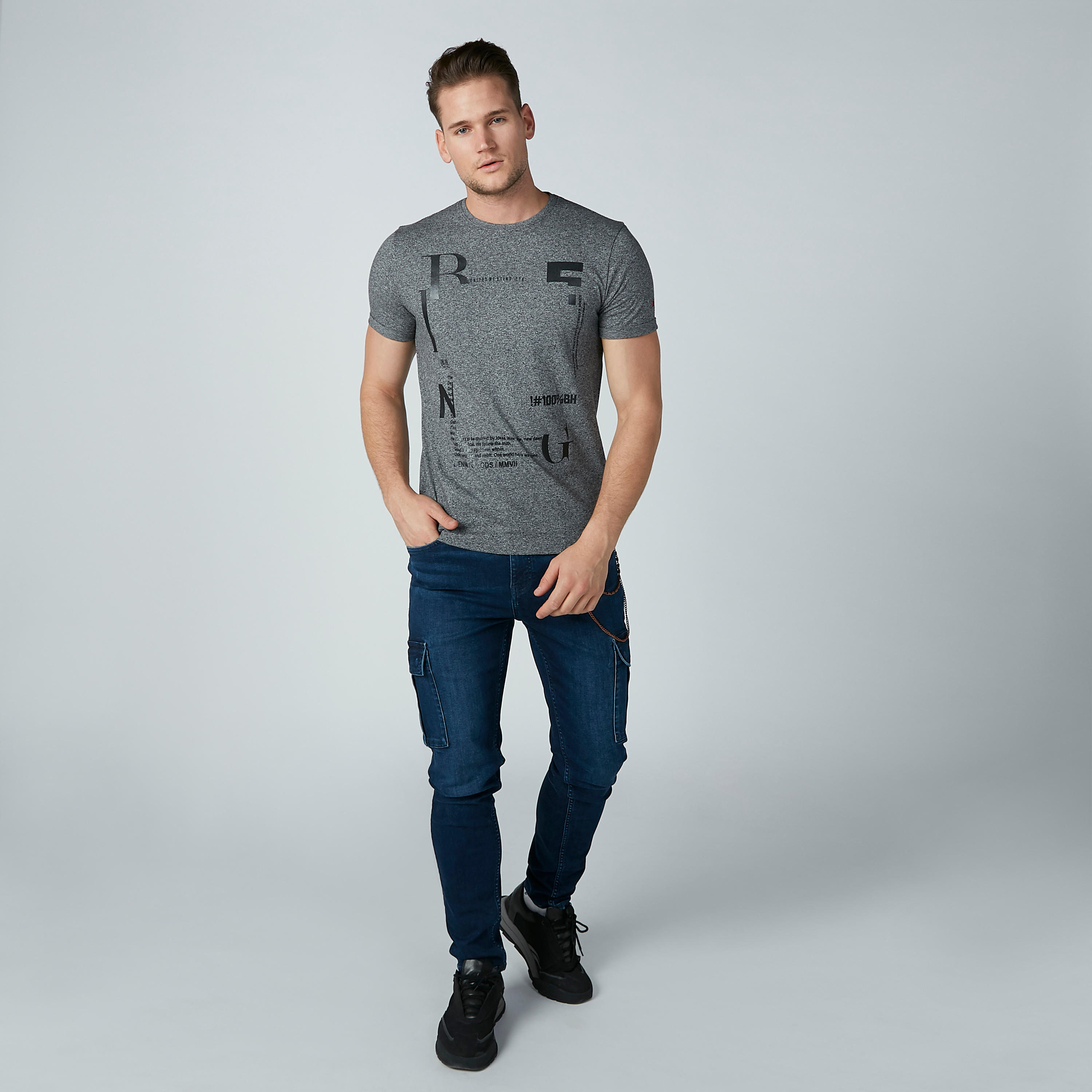 تيشيرت بياقة ضيّقة وأكمام قصيرة وطبعات بيينج هيومان-men-clothing-tshirtsandpolos-tshirts-image-2