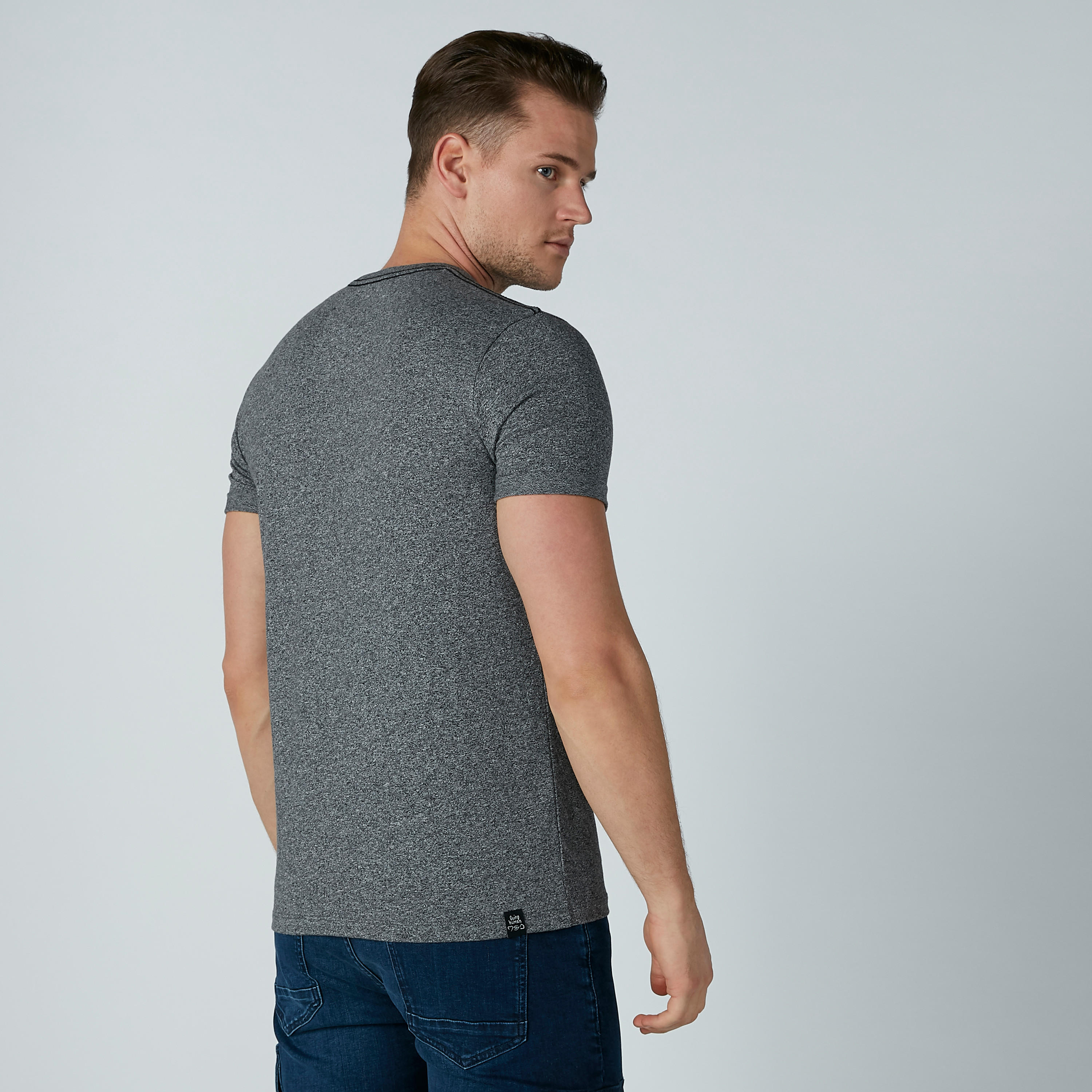 تيشيرت بياقة ضيّقة وأكمام قصيرة وطبعات بيينج هيومان-men-clothing-tshirtsandpolos-tshirts-image-3