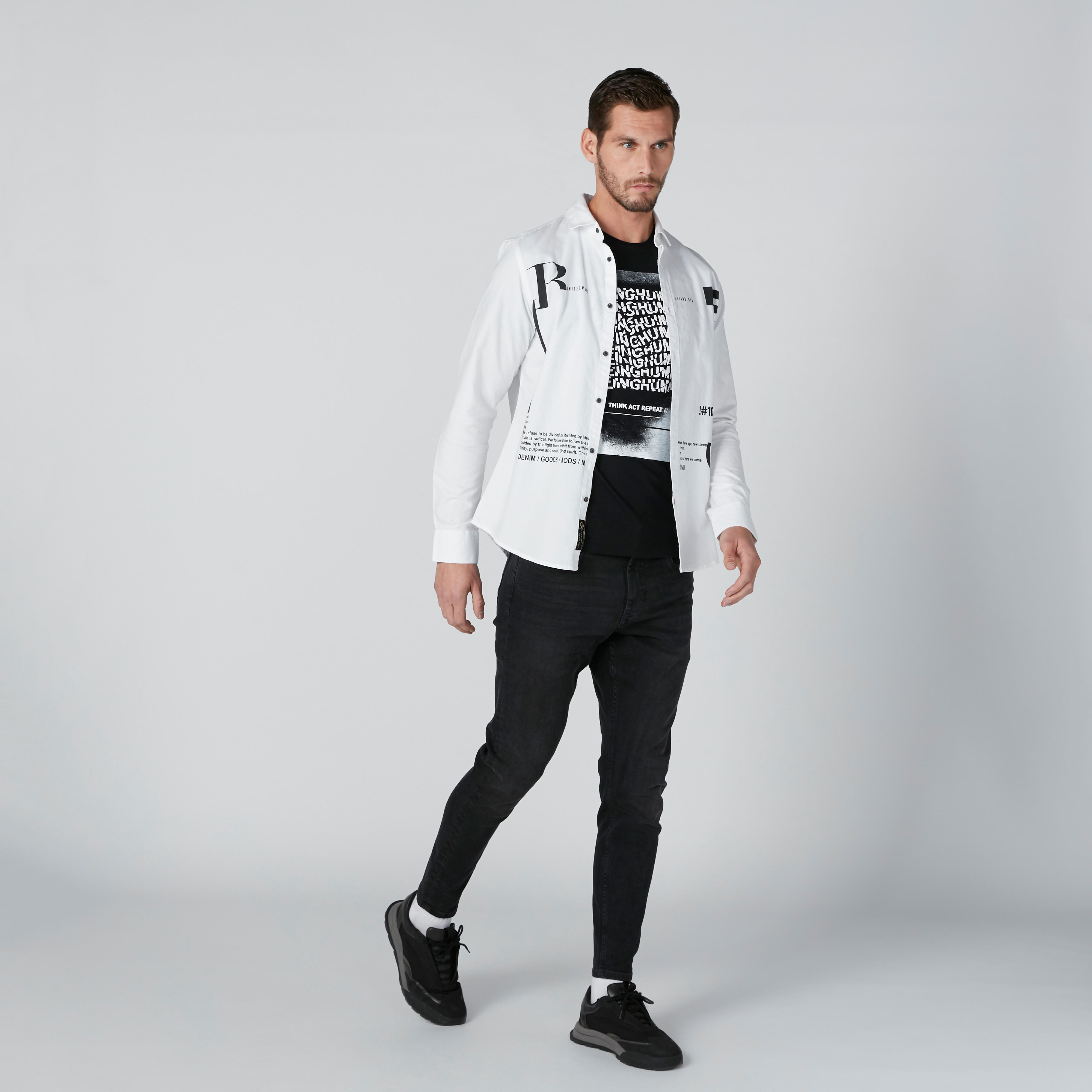 تيشيرت بياقة مستديرة وأكمام قصيرة وطبعات بيينج هيومان-men-clothing-tshirtsandpolos-tshirts-image-1