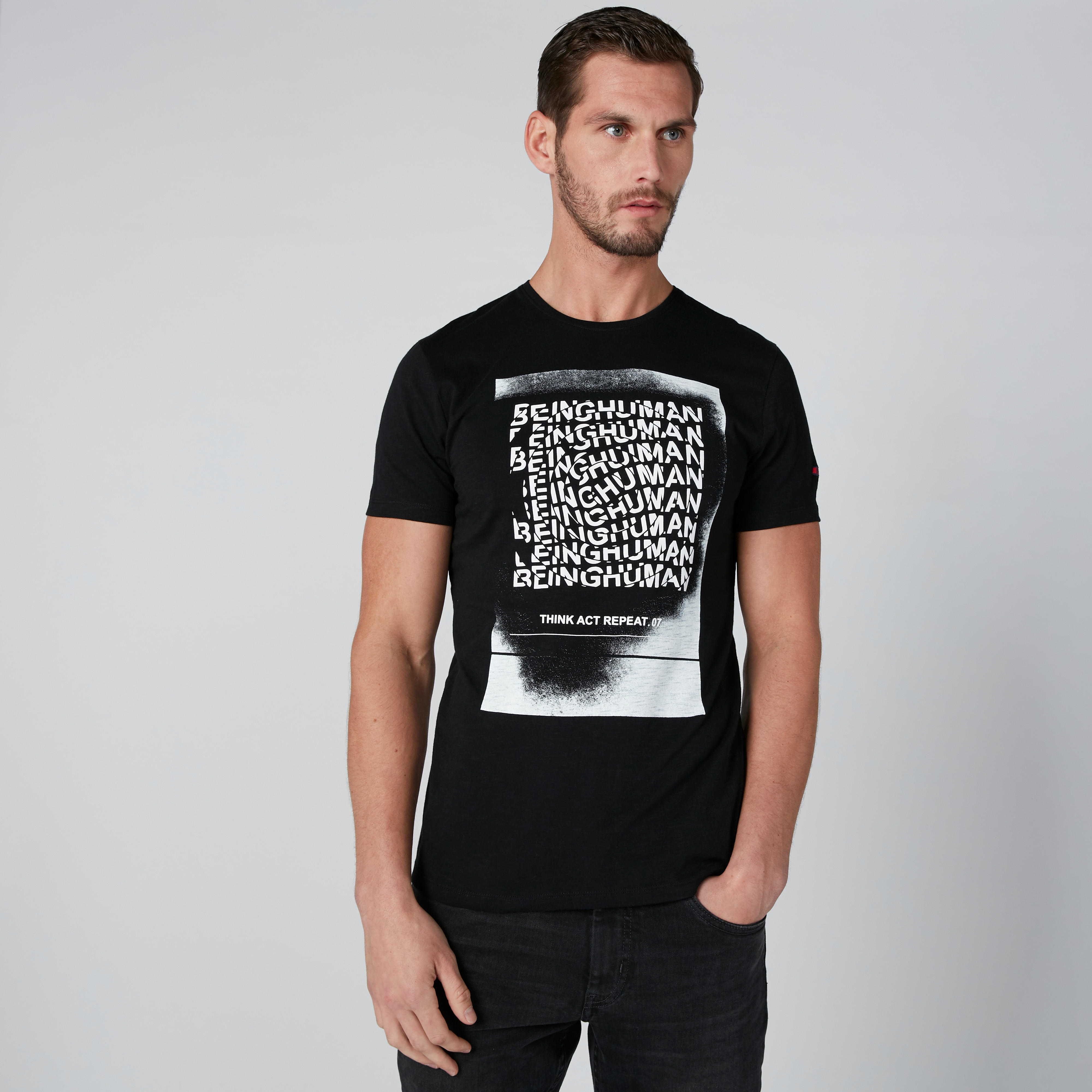 تيشيرت بياقة مستديرة وأكمام قصيرة وطبعات بيينج هيومان-men-clothing-tshirtsandpolos-tshirts-image-3