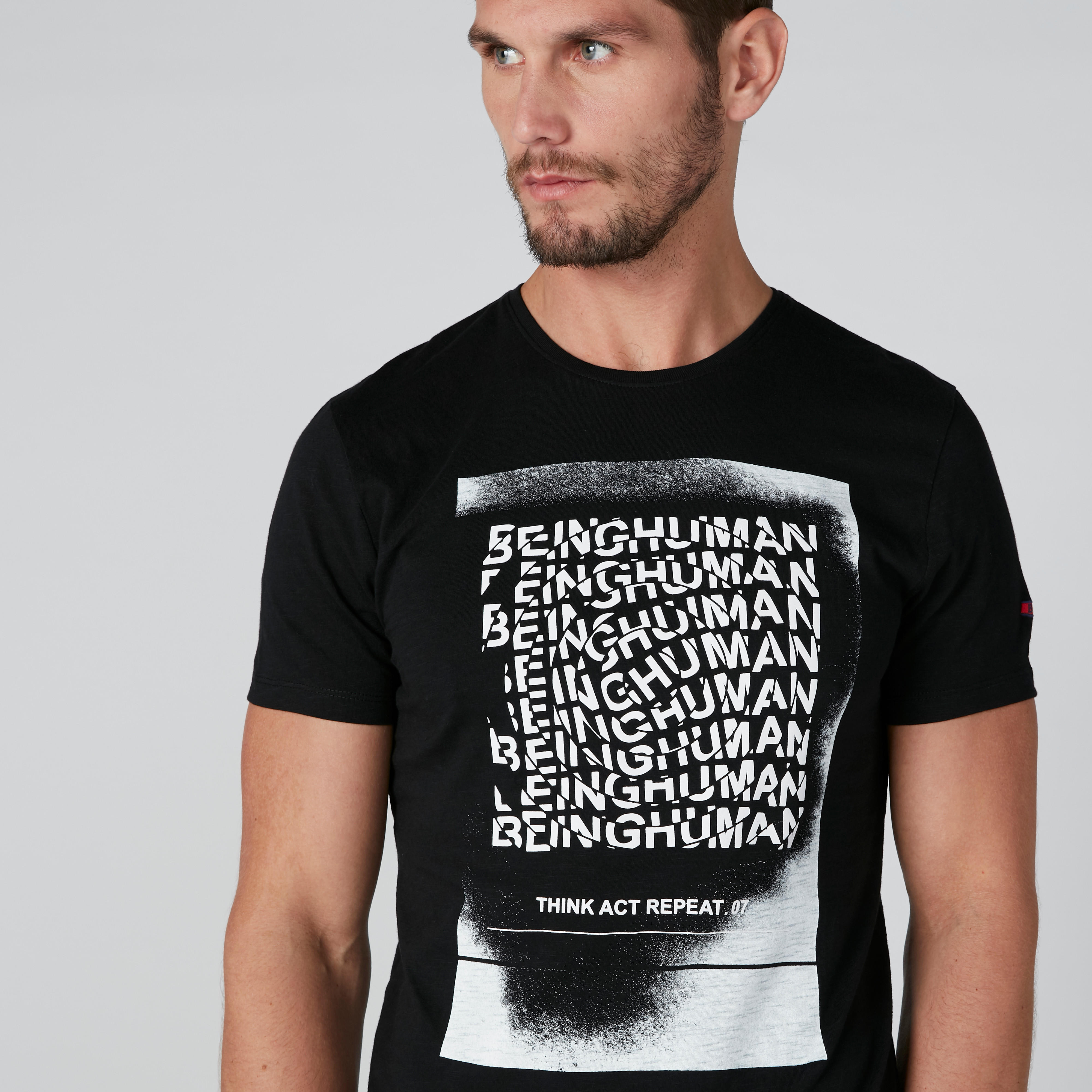 تيشيرت بياقة مستديرة وأكمام قصيرة وطبعات بيينج هيومان-men-clothing-tshirtsandpolos-tshirts-image-4