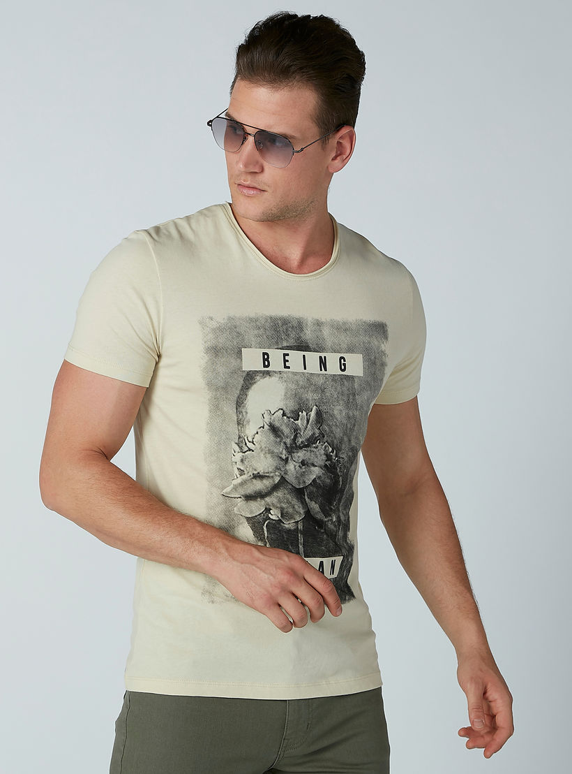 تيشيرت بياقة مستديرة وأكمام قصيرة وطبعات بيينج هيومان-men-clothing-tshirtsandpolos-tshirts-image-1