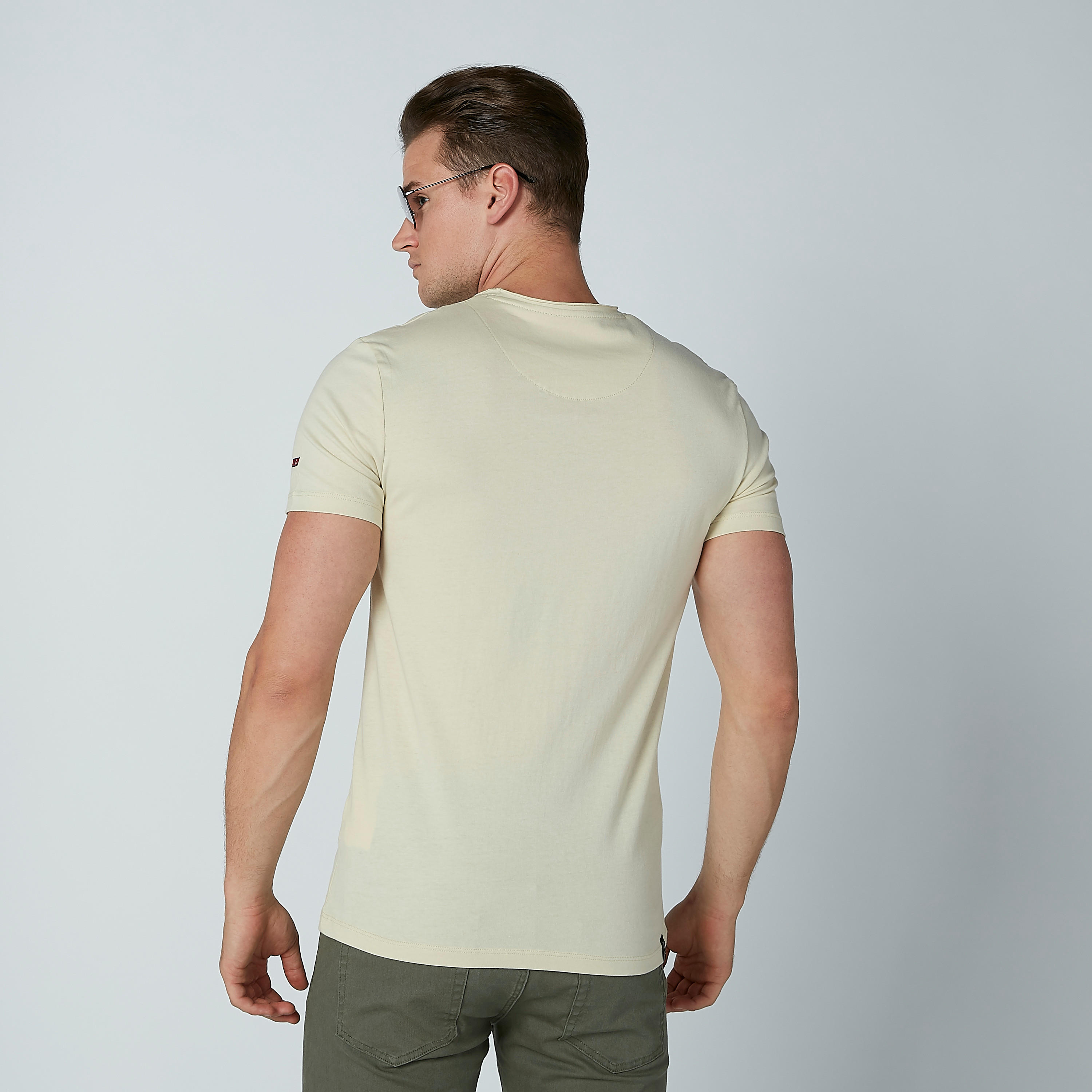 تيشيرت بياقة مستديرة وأكمام قصيرة وطبعات بيينج هيومان-men-clothing-tshirtsandpolos-tshirts-image-3
