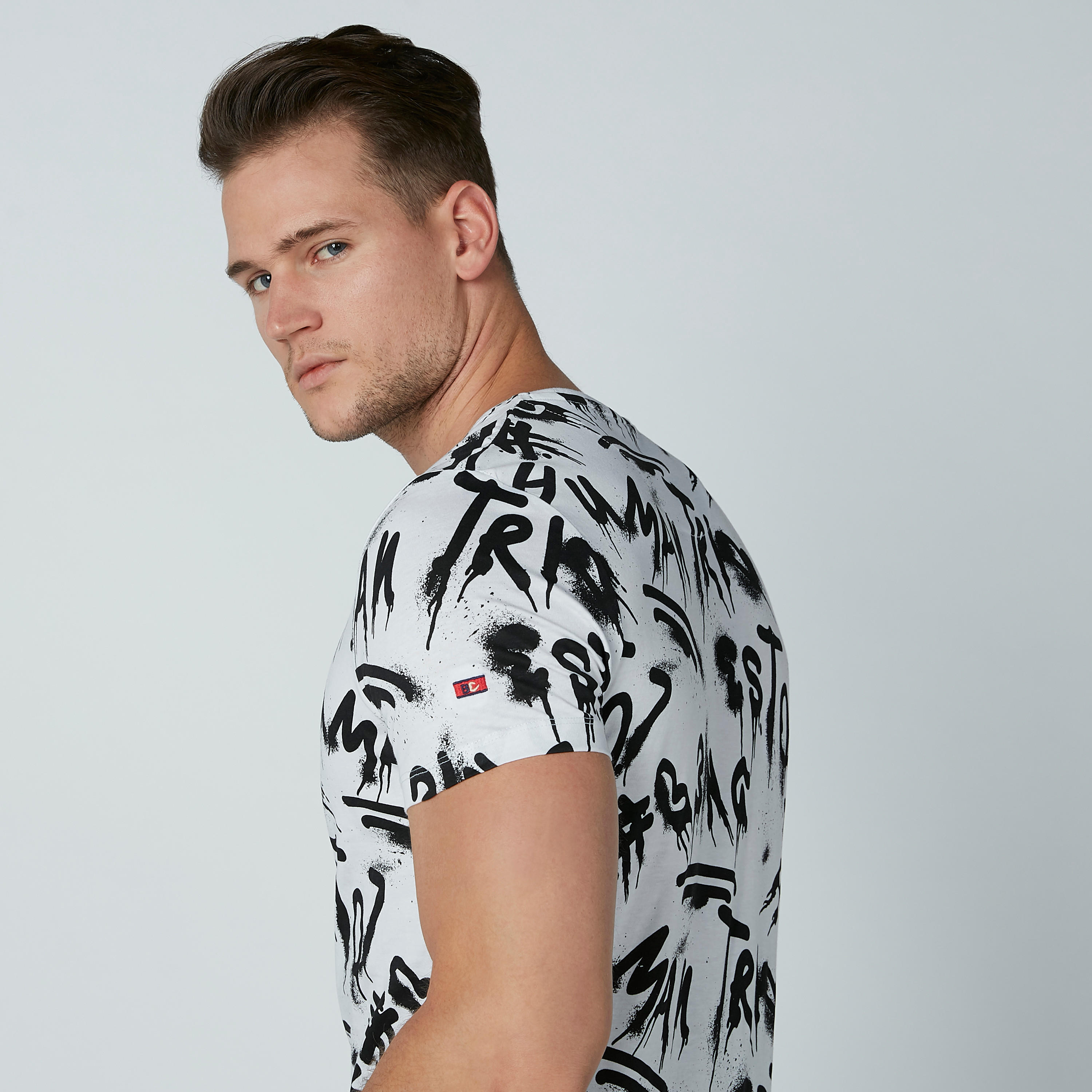 تيشيرت بياقة ضيّقة وأكمام قصيرة وطبعات بيينج هيومان-men-clothing-tshirtsandpolos-tshirts-image-1