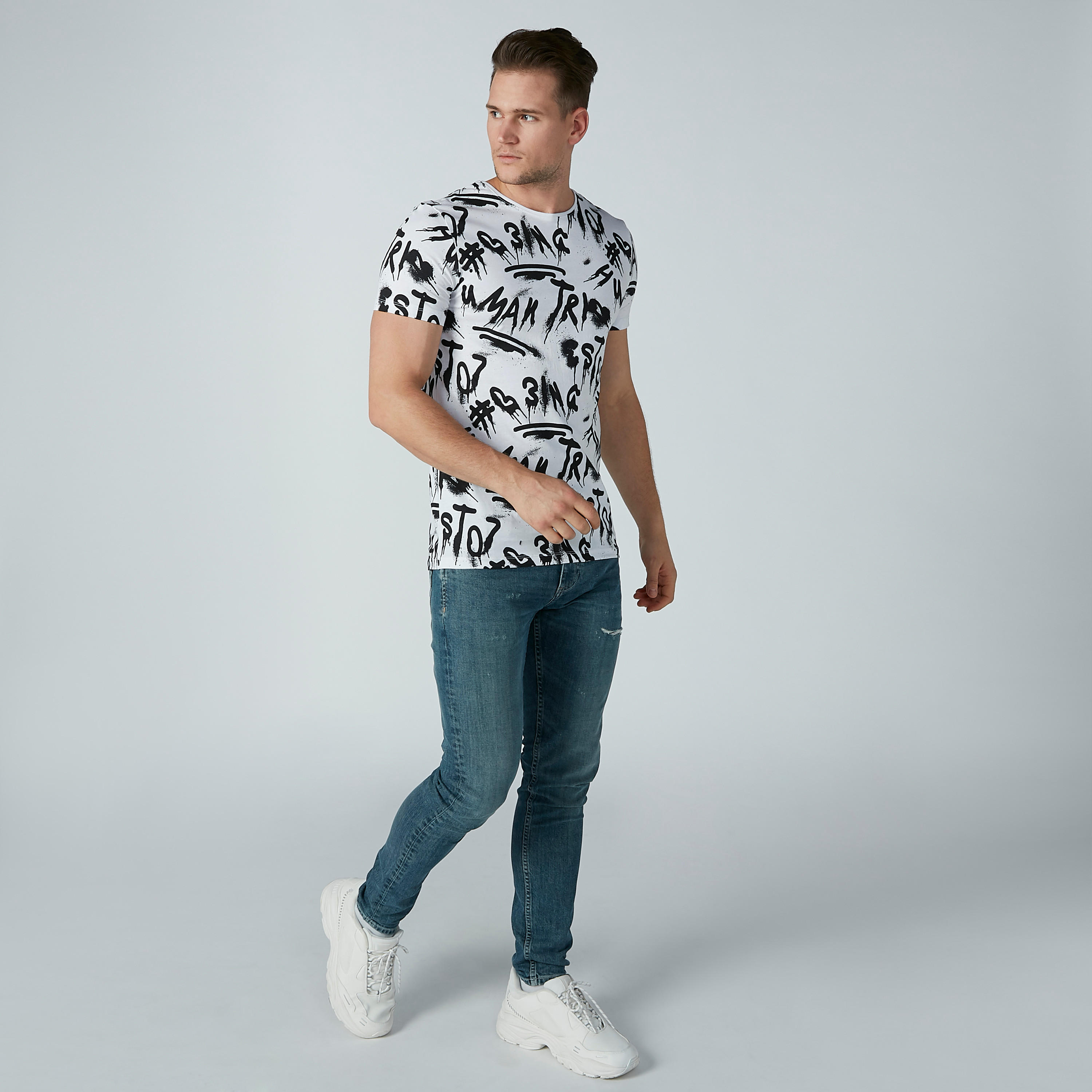 تيشيرت بياقة ضيّقة وأكمام قصيرة وطبعات بيينج هيومان-men-clothing-tshirtsandpolos-tshirts-image-2