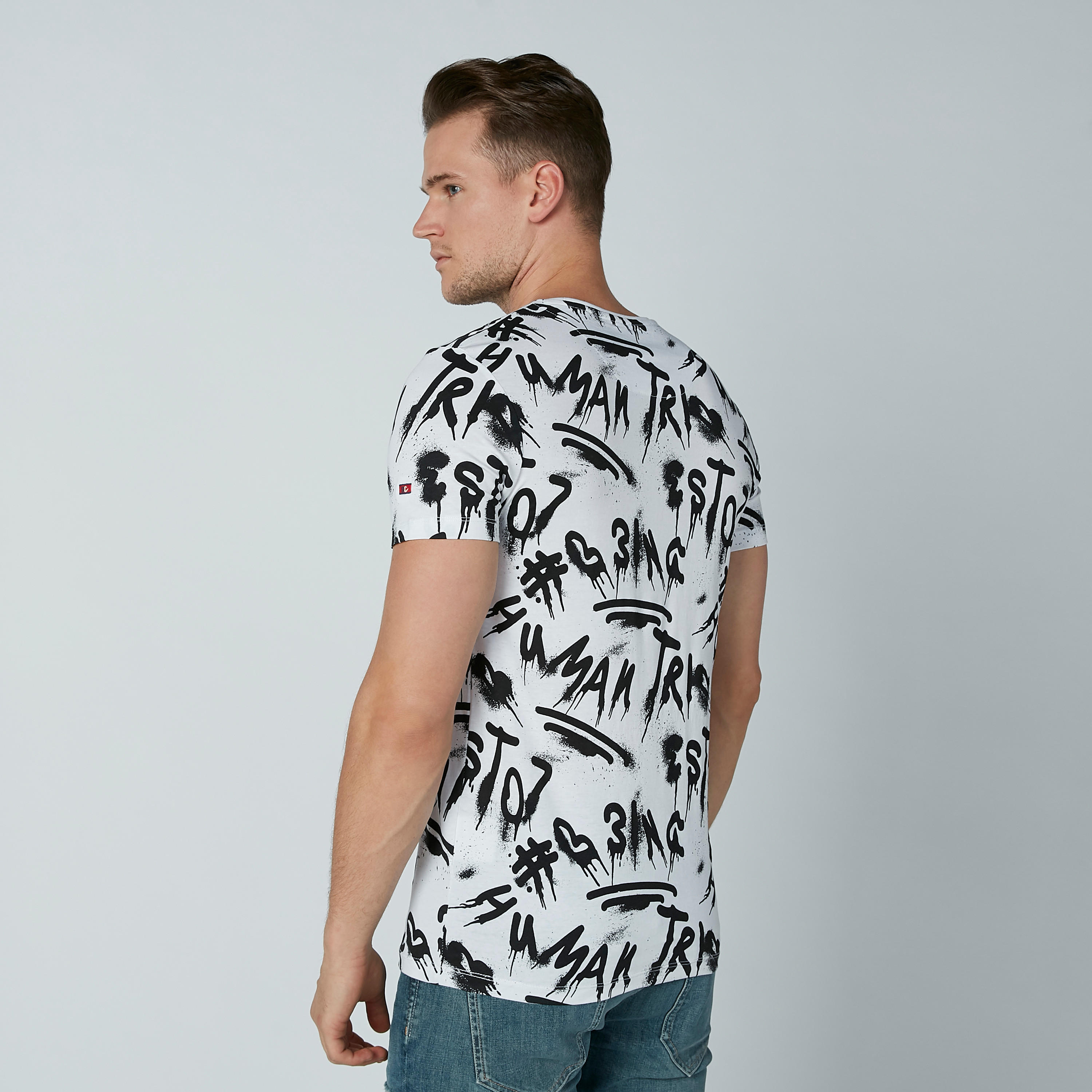 تيشيرت بياقة ضيّقة وأكمام قصيرة وطبعات بيينج هيومان-men-clothing-tshirtsandpolos-tshirts-image-4