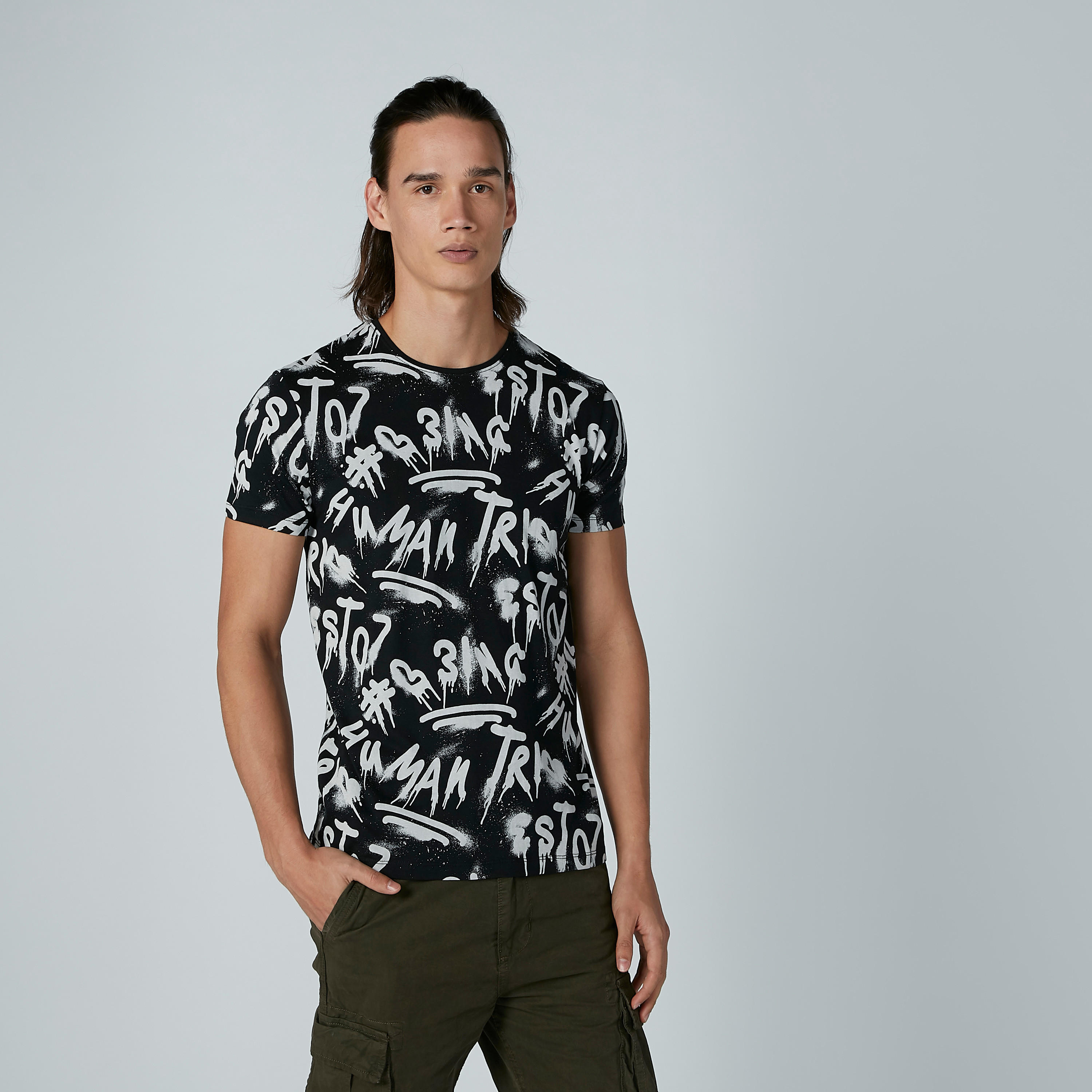 تيشيرت بياقة مستديرة وأكمام قصيرة وطبعات بيينج هيومان-men-clothing-tshirtsandpolos-tshirts-image-1