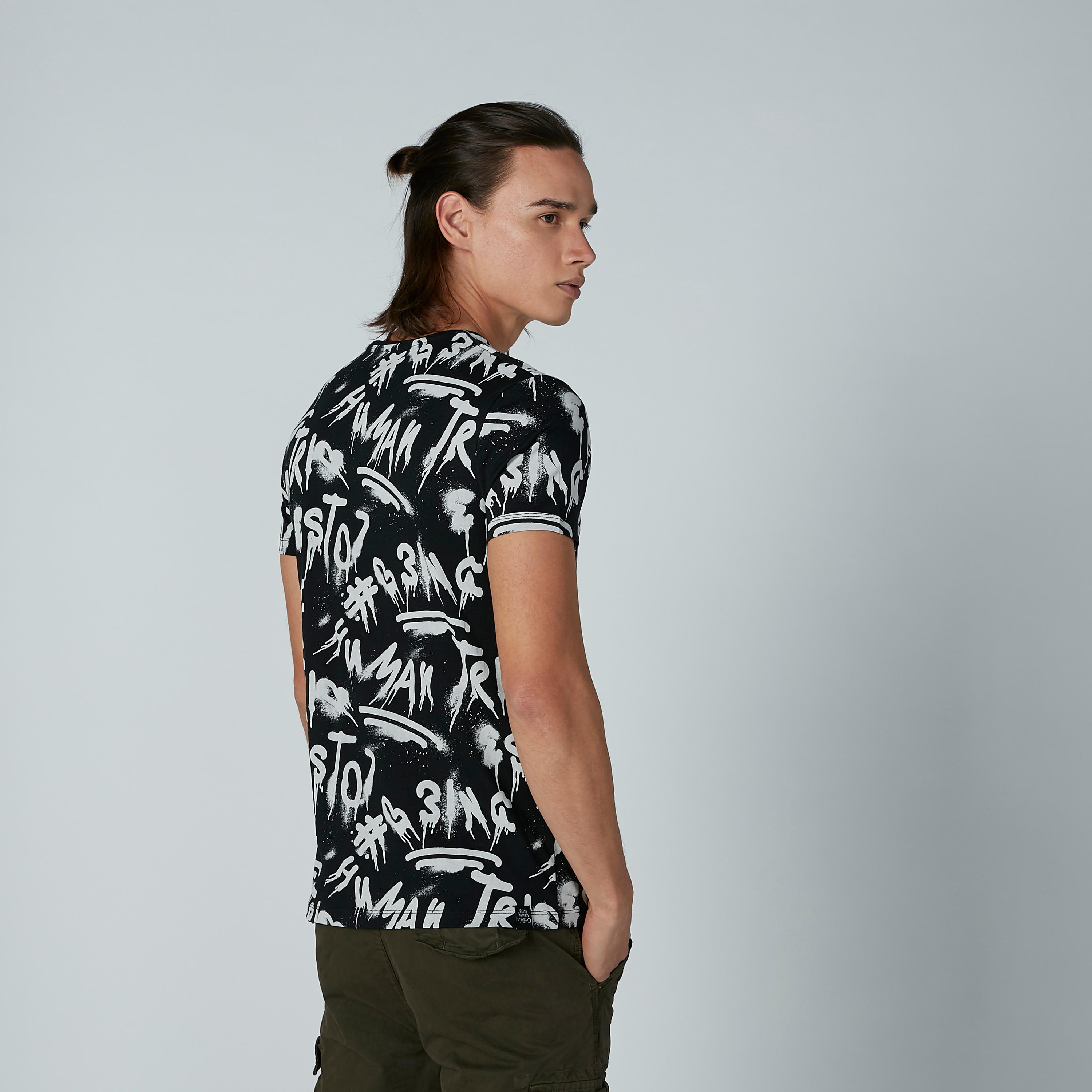 تيشيرت بياقة مستديرة وأكمام قصيرة وطبعات بيينج هيومان-men-clothing-tshirtsandpolos-tshirts-image-4
