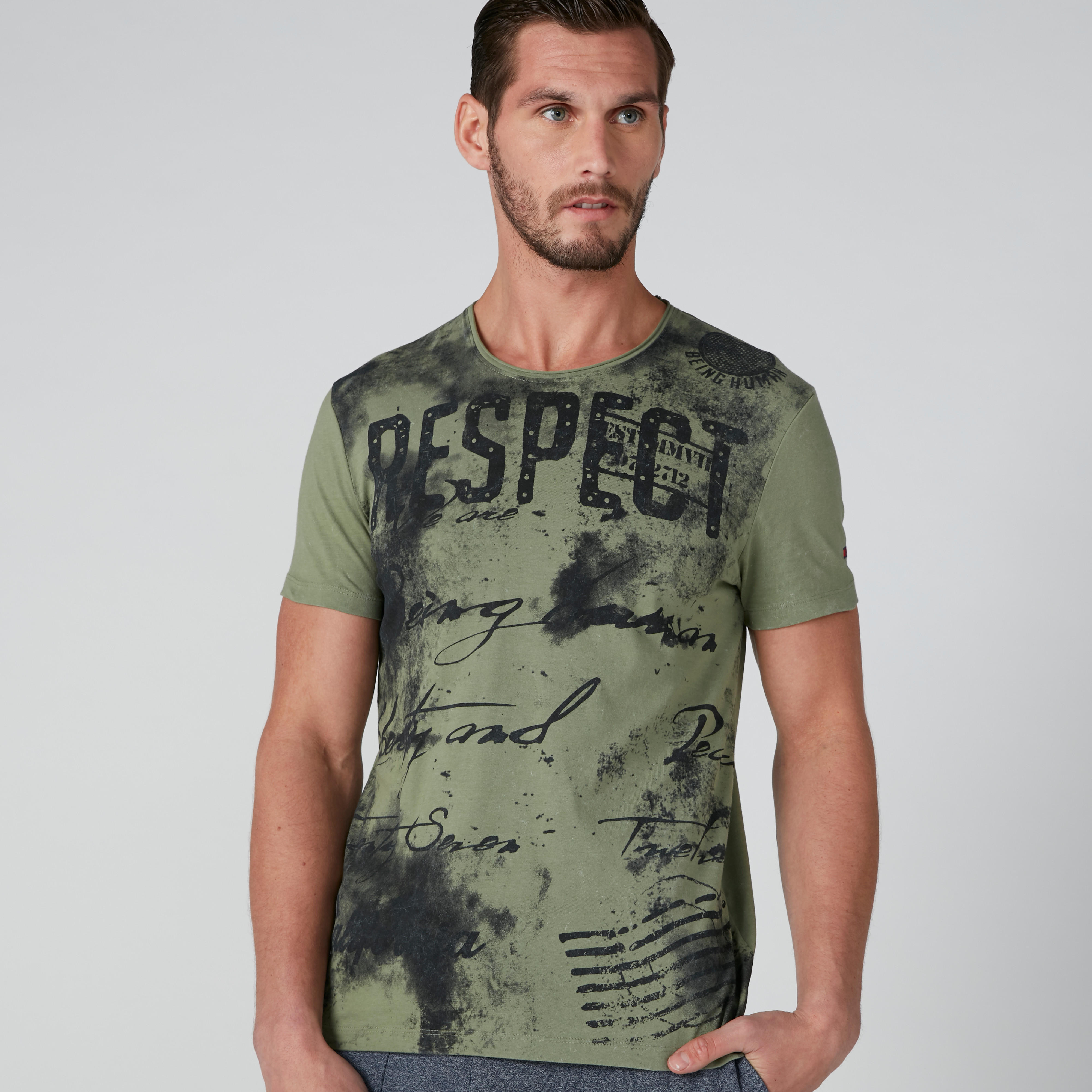 تيشيرت بقصّة عادية وأكمام قصيرة وطبعات بيينج هيومان-men-clothing-tshirtsandpolos-tshirts-image-1