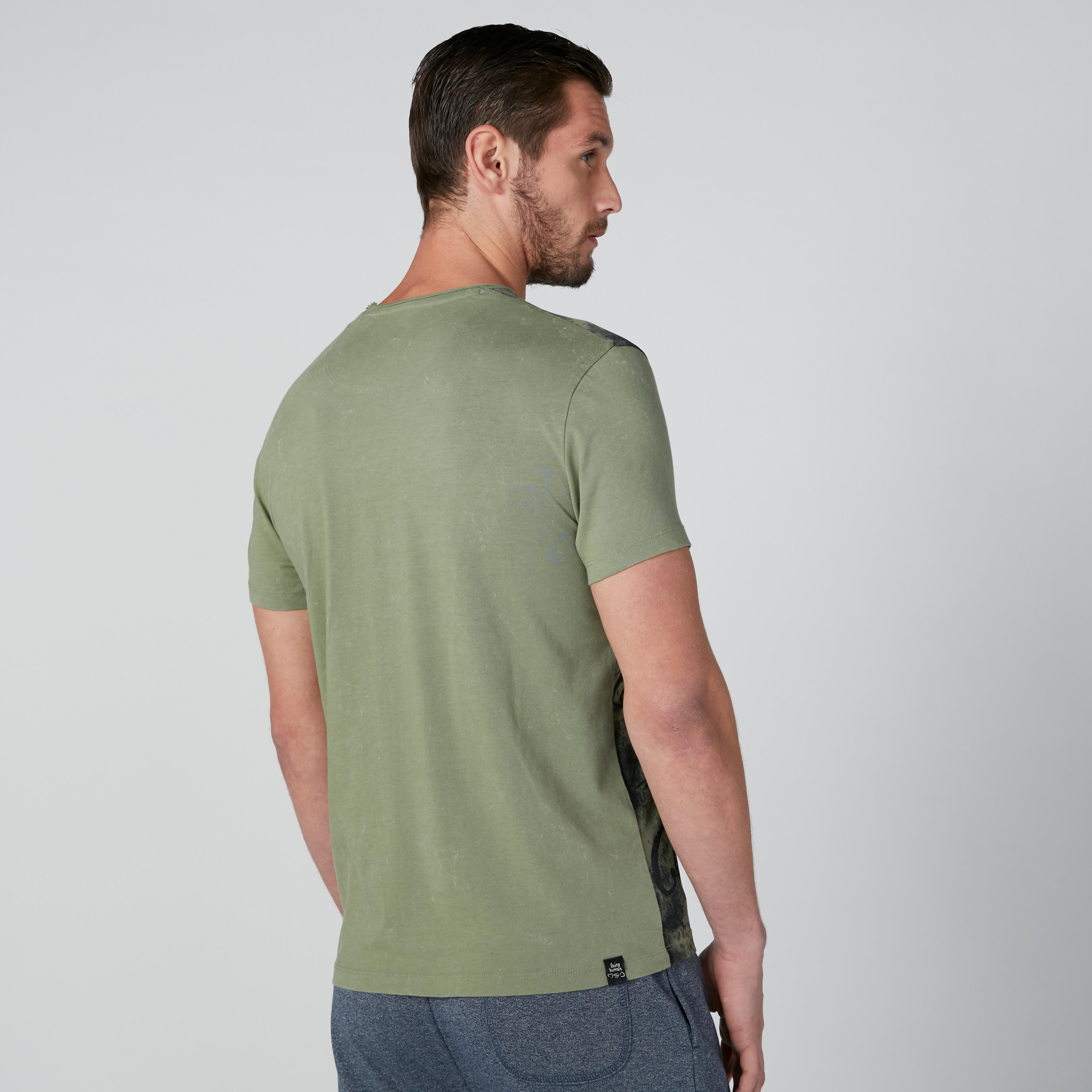 تيشيرت بقصّة عادية وأكمام قصيرة وطبعات بيينج هيومان-men-clothing-tshirtsandpolos-tshirts-image-2