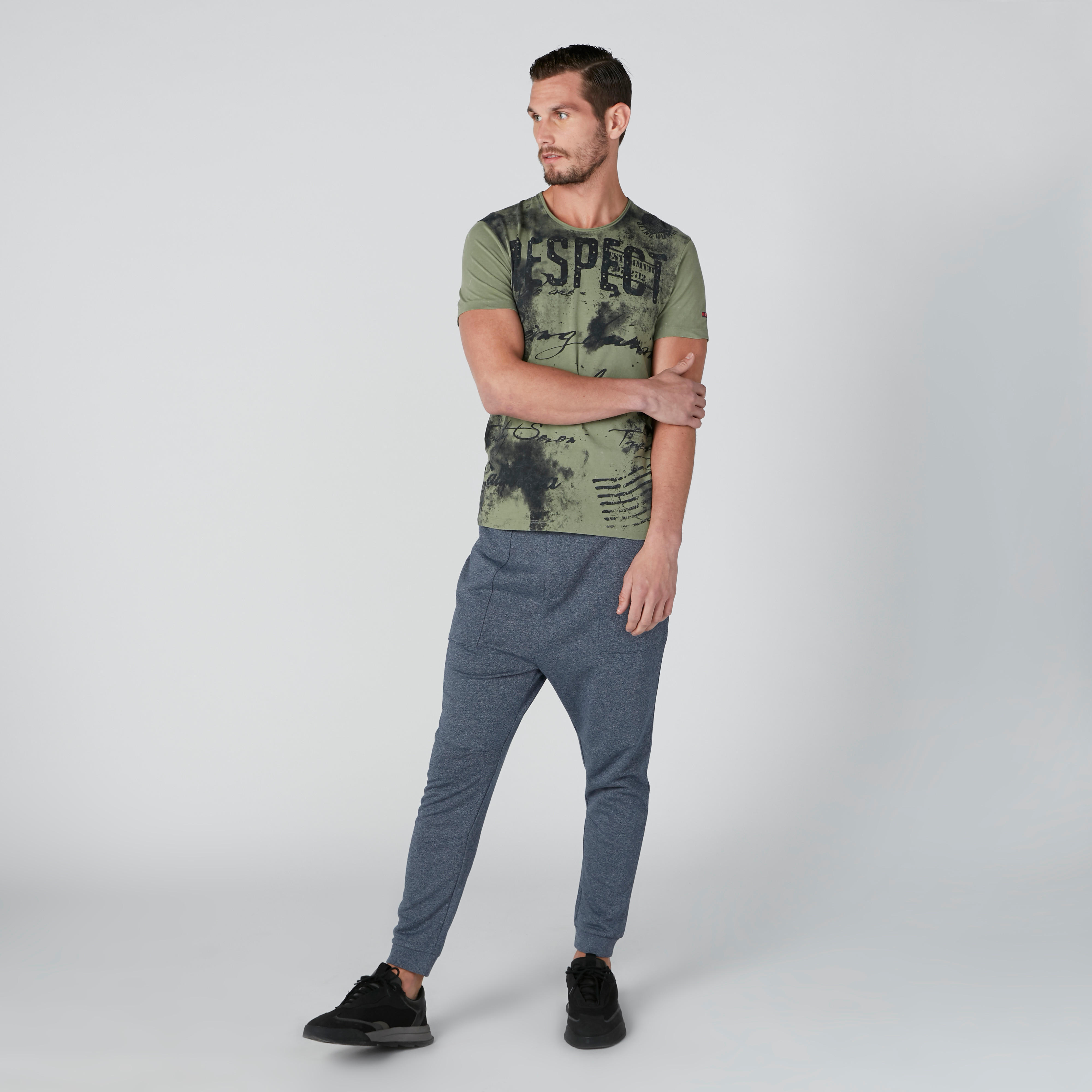 تيشيرت بقصّة عادية وأكمام قصيرة وطبعات بيينج هيومان-men-clothing-tshirtsandpolos-tshirts-image-3