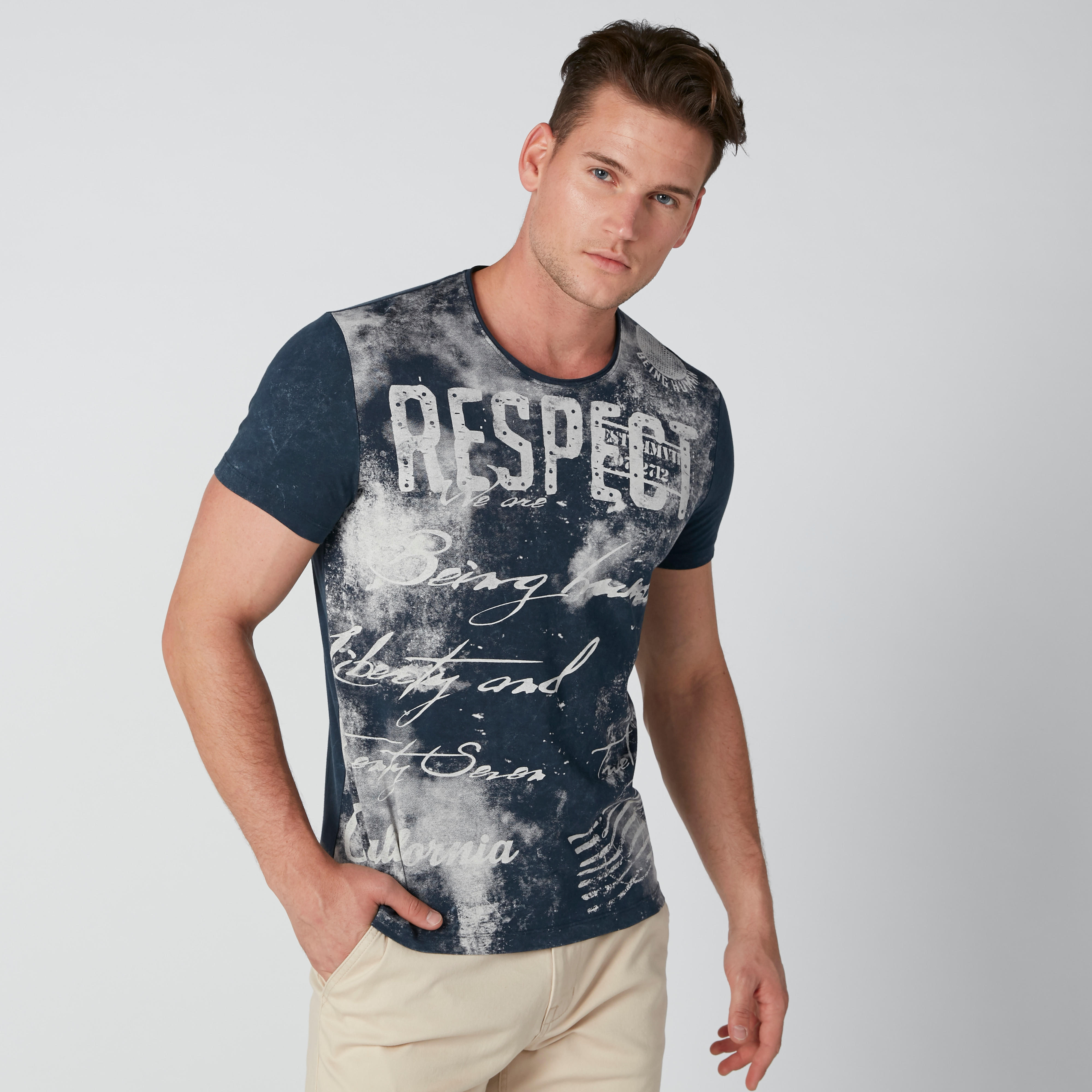 تيشيرت بياقة مستديرة وأكمام قصيرة وطبعات بيينج هيومان-men-clothing-tshirtsandpolos-tshirts-image-2