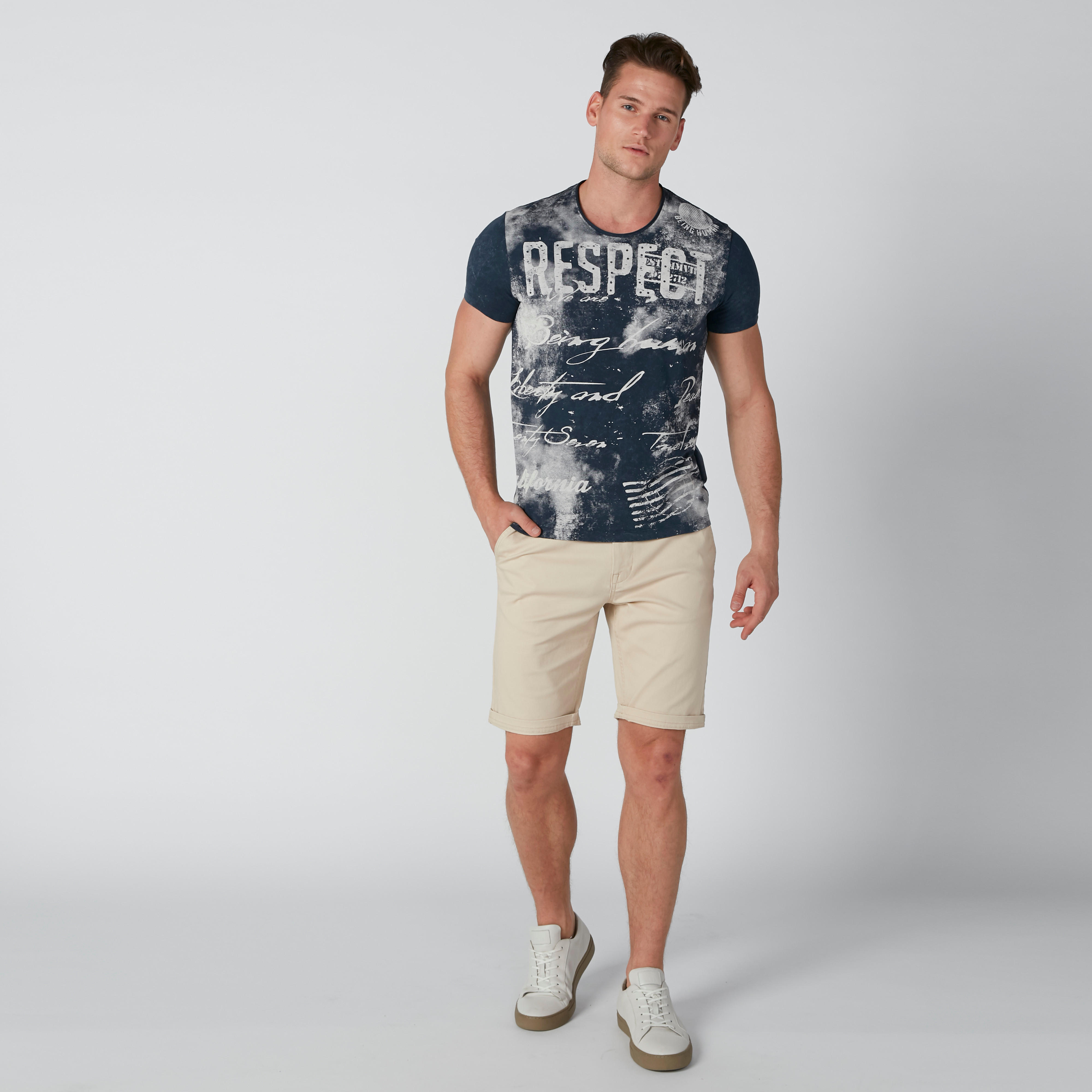 تيشيرت بياقة مستديرة وأكمام قصيرة وطبعات بيينج هيومان-men-clothing-tshirtsandpolos-tshirts-image-1