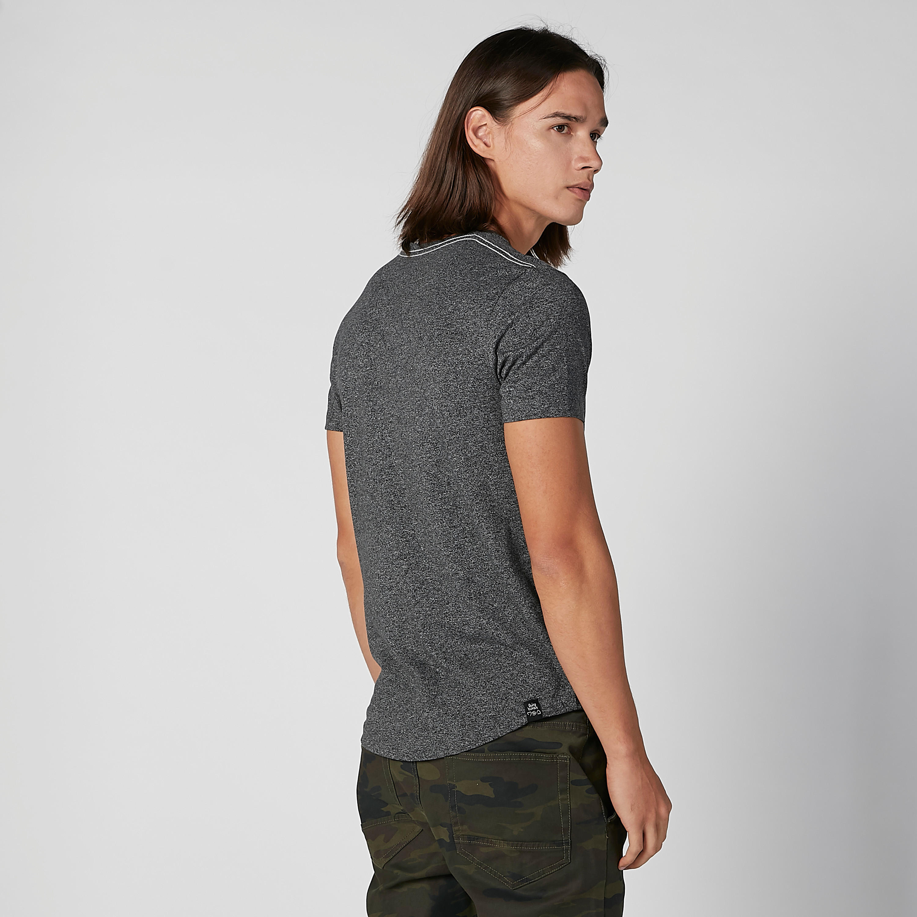تيشيرت بياقة مستديرة وأكمام قصيرة وطبعات بيينج هيومان-men-clothing-tshirtsandpolos-tshirts-image-3