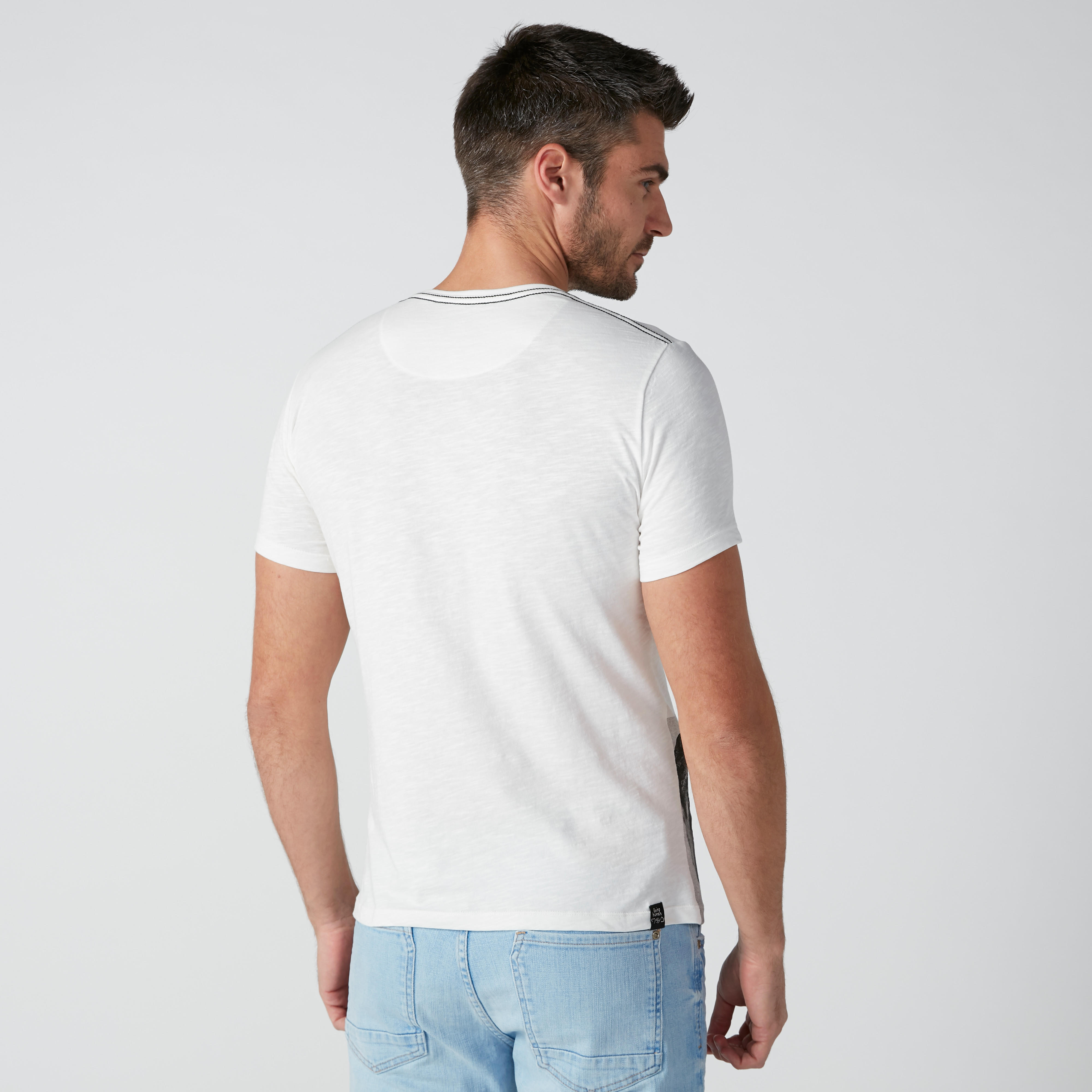 تيشيرت بقصّة عادية وياقة مستديرة وطبعات بيينج هيومان-men-clothing-tshirtsandpolos-tshirts-image-3