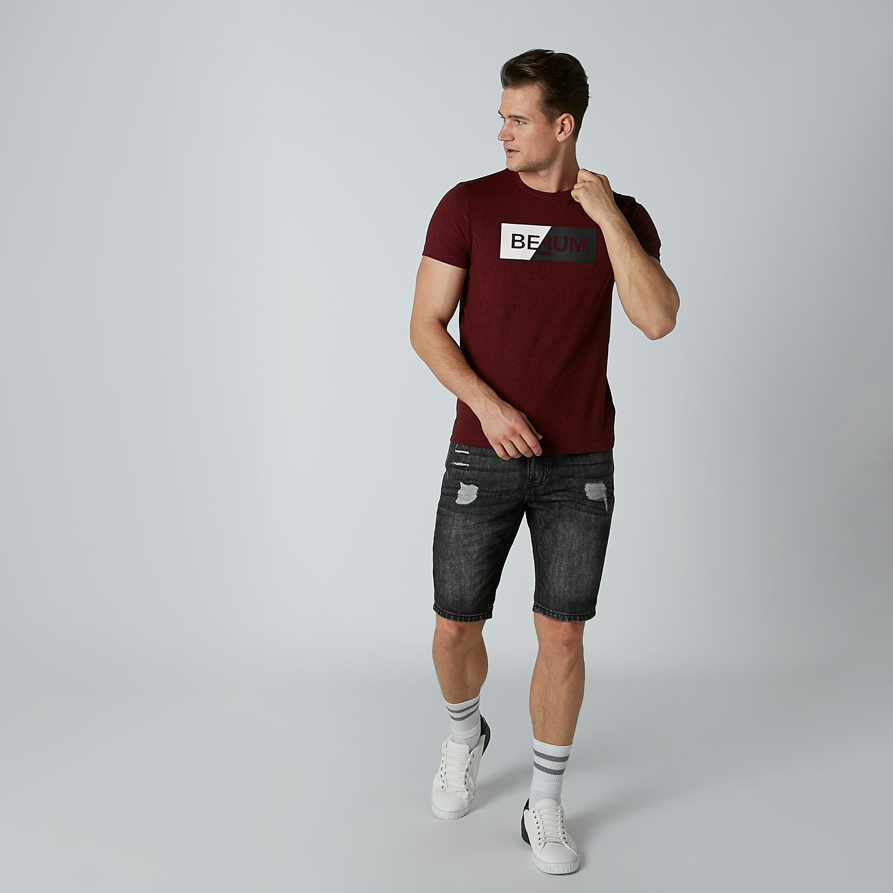 تيشيرت بياقة مستديرة وأكمام قصيرة وطبعات بيينج هيومان-men-clothing-tshirtsandpolos-tshirts-image-1