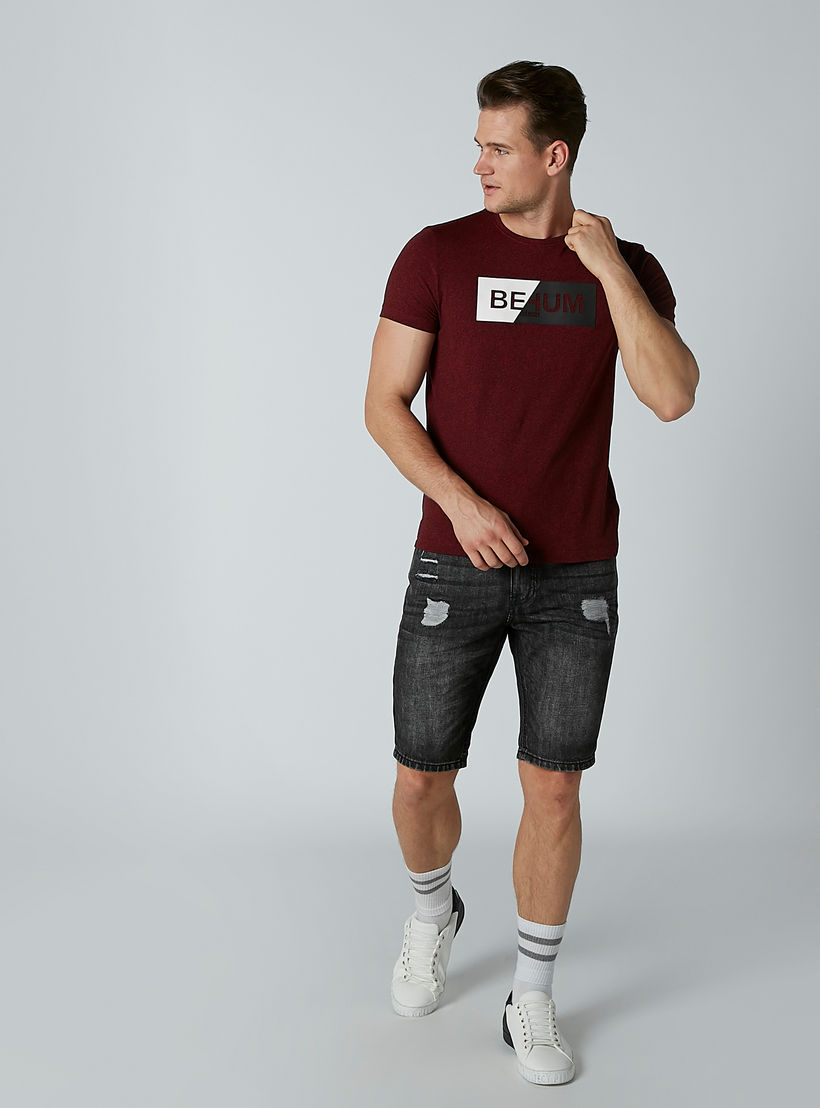 تيشيرت بياقة مستديرة وأكمام قصيرة وطبعات بيينج هيومان-men-clothing-tshirtsandpolos-tshirts-image-1