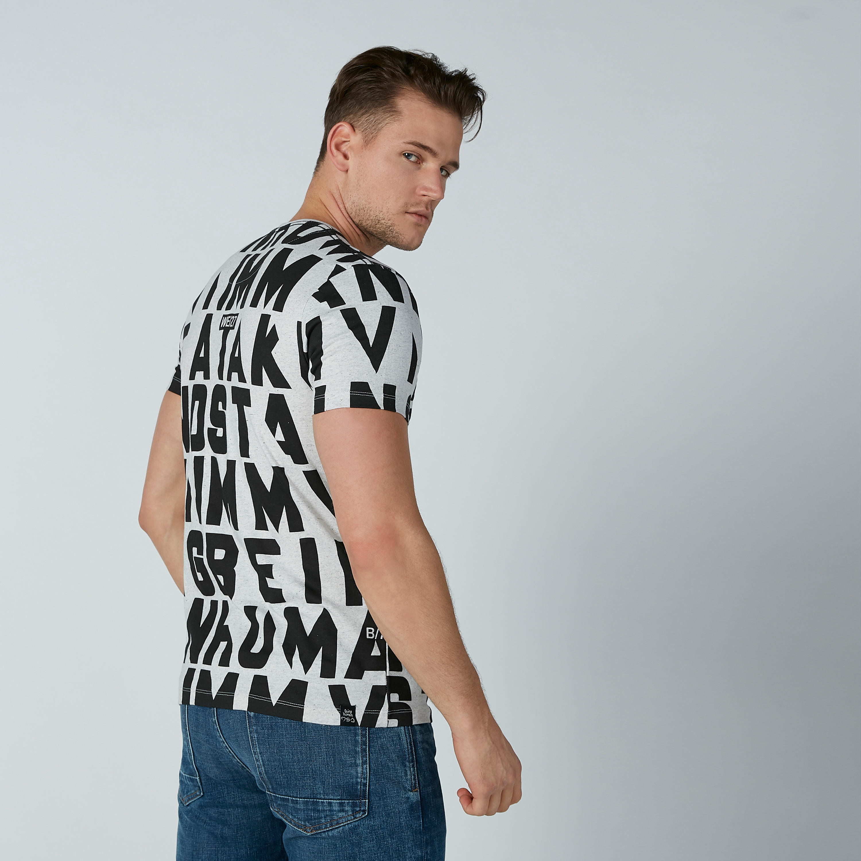 تيشيرت بياقة ضيّقة وأكمام قصيرة وطبعات نصيّة بيينج هيومان-men-clothing-tshirtsandpolos-tshirts-image-1