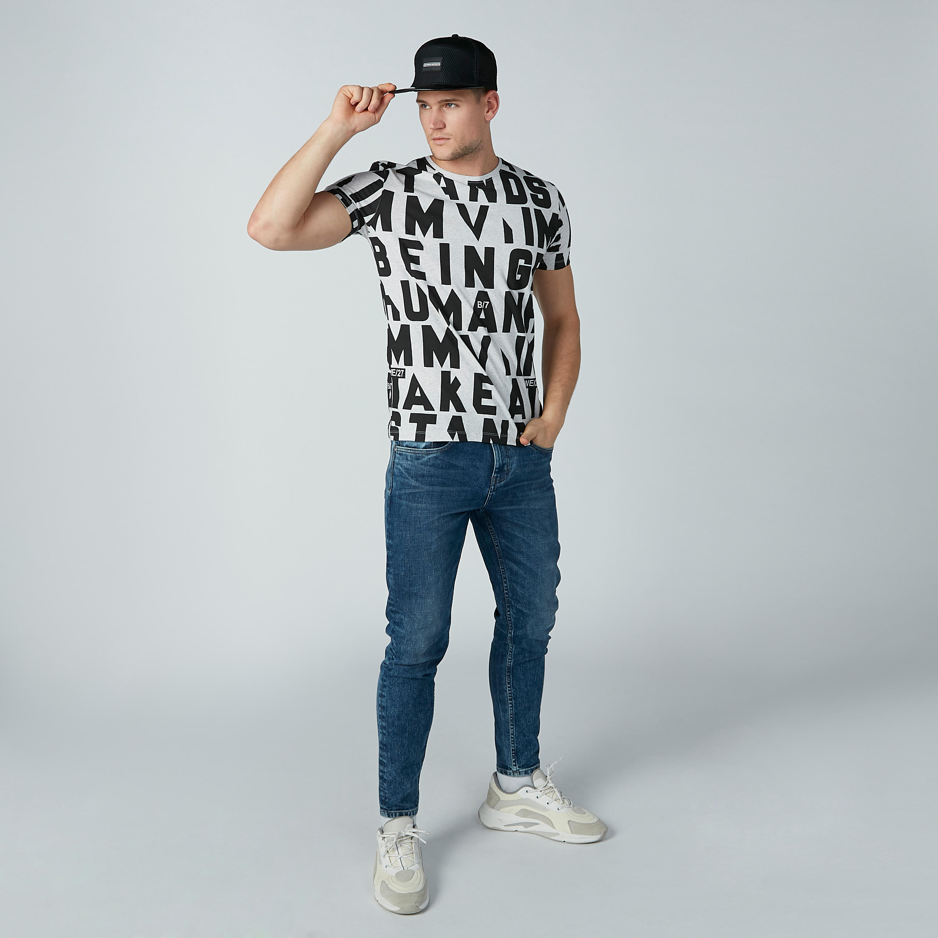 تيشيرت بياقة ضيّقة وأكمام قصيرة وطبعات نصيّة بيينج هيومان-men-clothing-tshirtsandpolos-tshirts-image-2