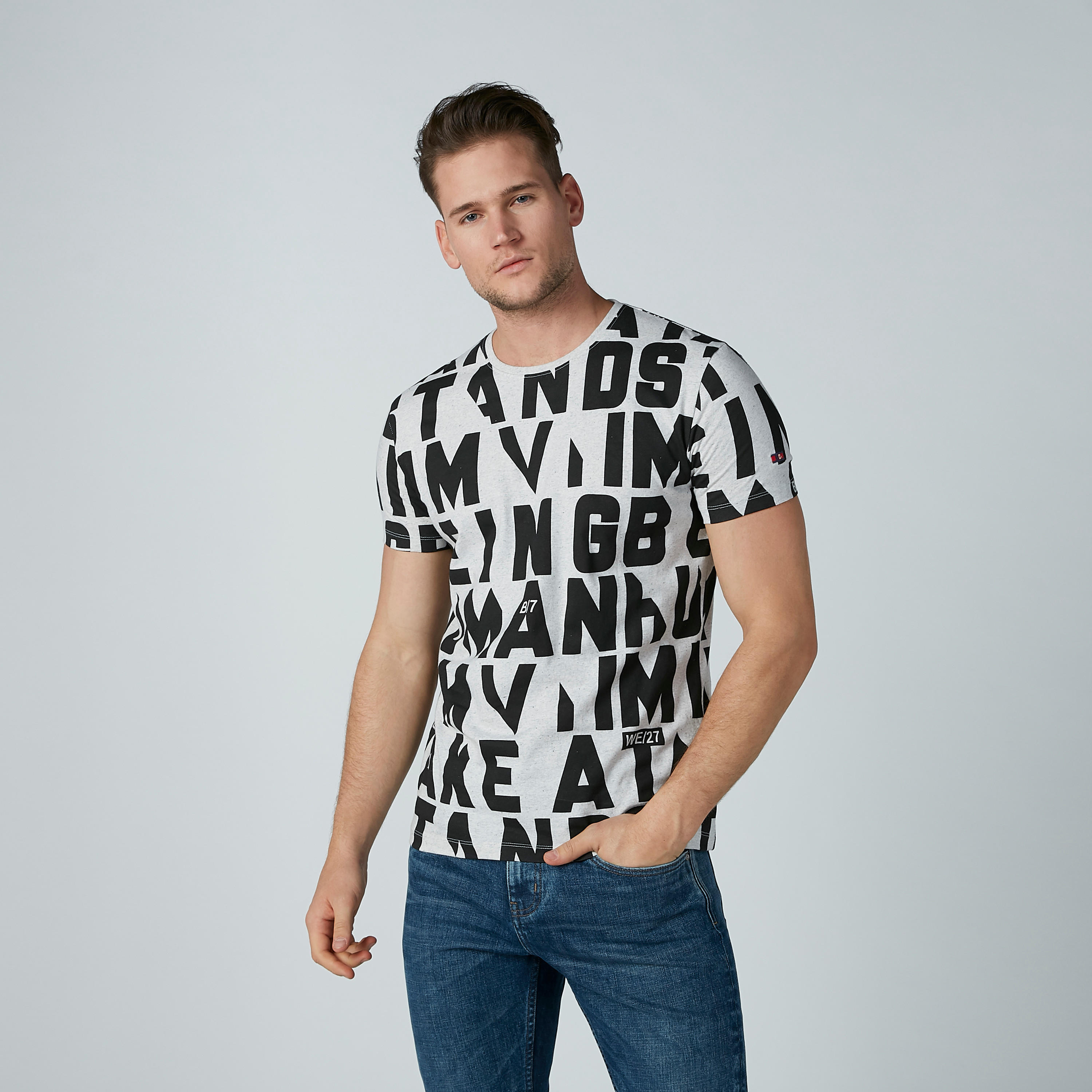 تيشيرت بياقة ضيّقة وأكمام قصيرة وطبعات نصيّة بيينج هيومان-men-clothing-tshirtsandpolos-tshirts-image-3
