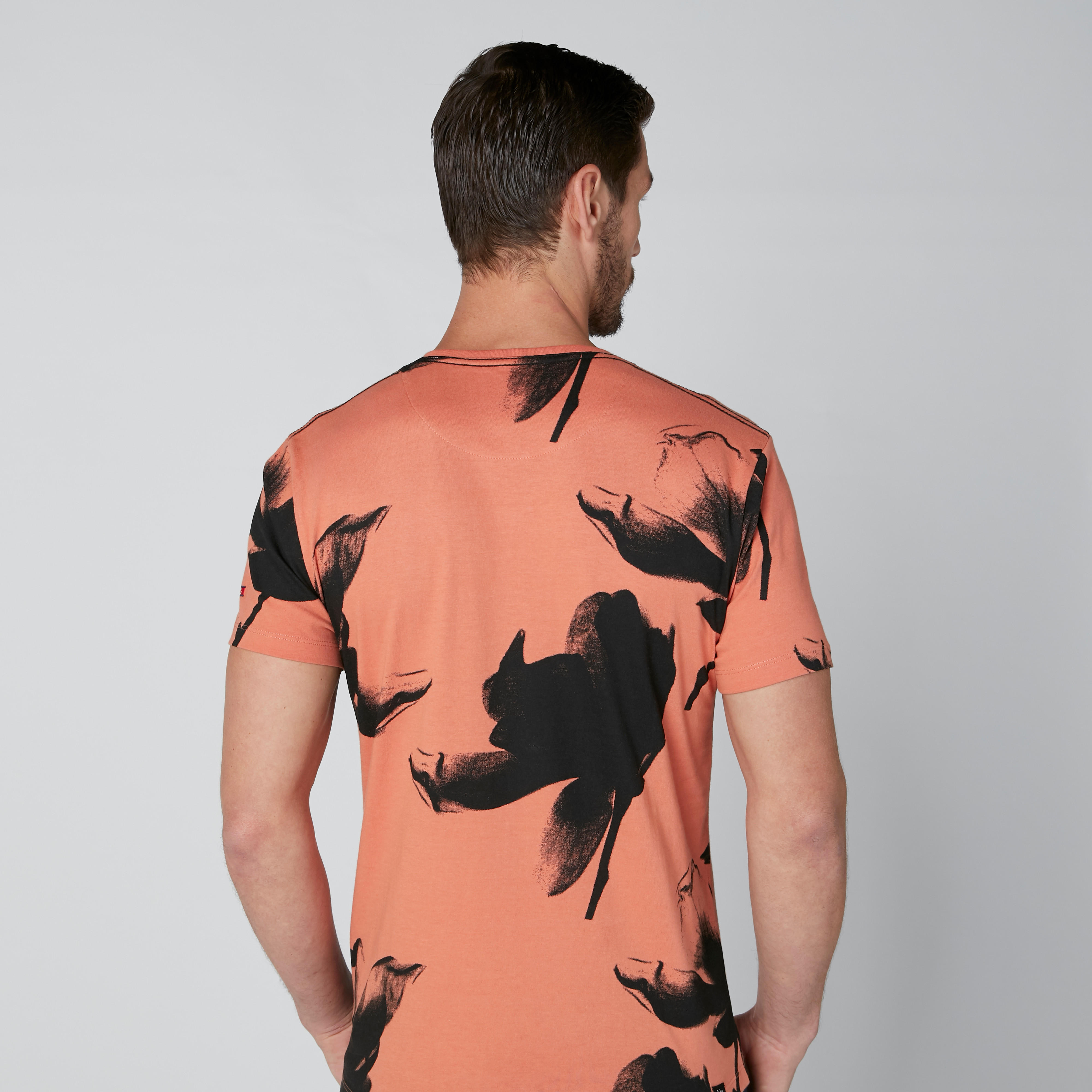 تيشيرت بياقة V وأكمام قصيرة وطبعات بيينج هيومان-men-clothing-tshirtsandpolos-tshirts-image-3