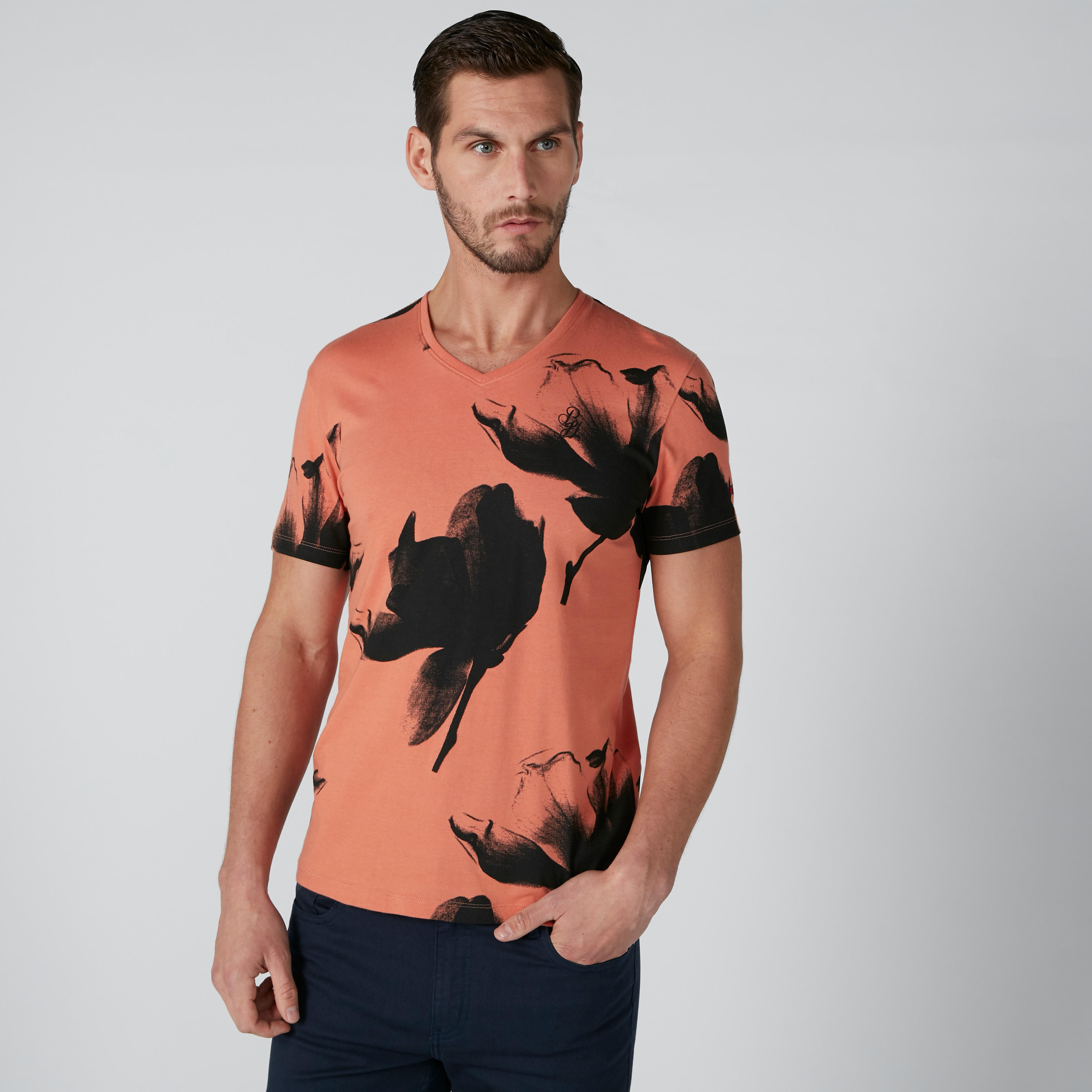تيشيرت بياقة V وأكمام قصيرة وطبعات بيينج هيومان-men-clothing-tshirtsandpolos-tshirts-image-1